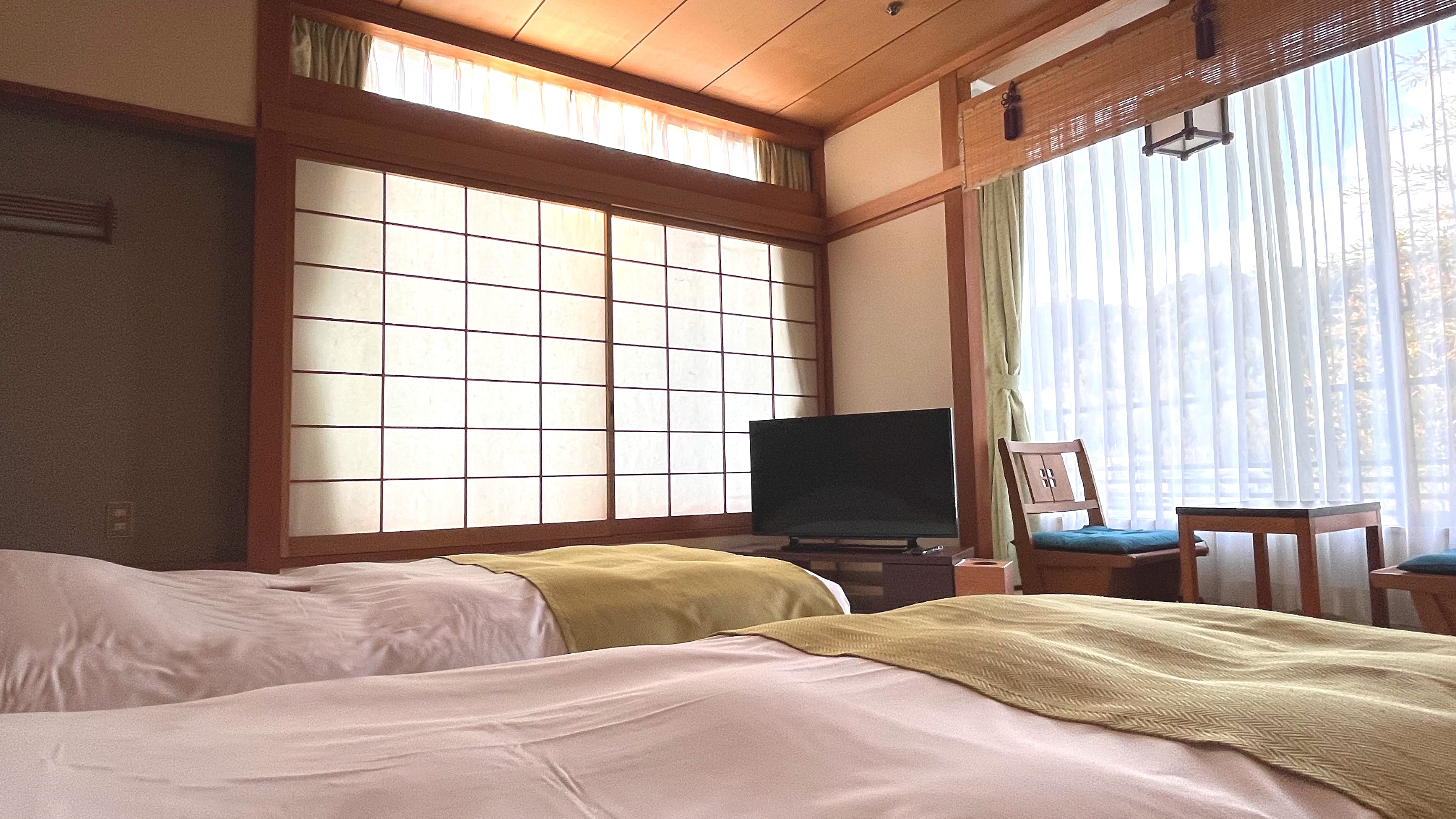 [Japanese-style room 10 tatami mats (2-4 people)] A functional and easy-to-use bed is arranged in a Japanese-style atmosphere.