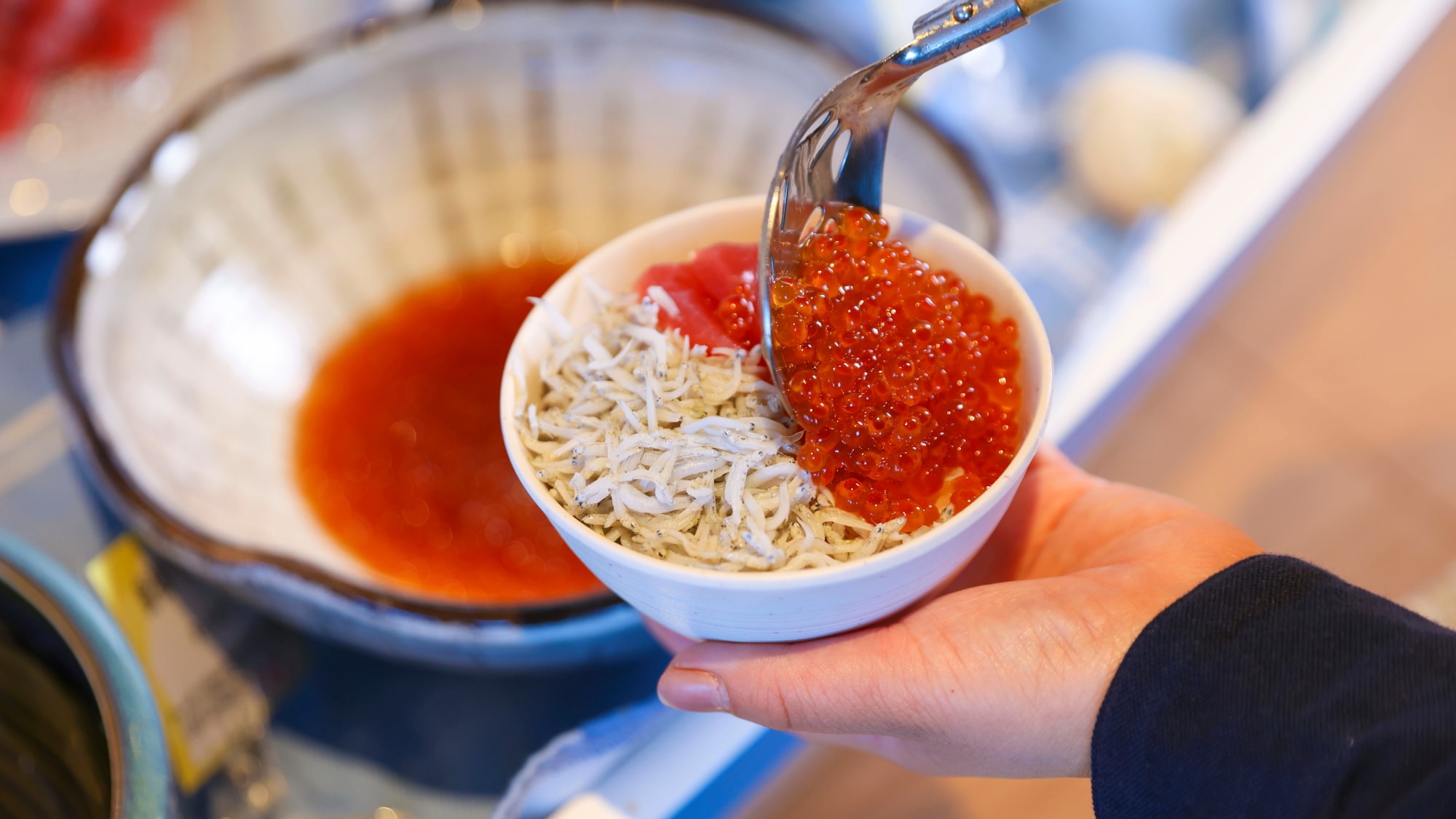可以隨意添加鮭魚子和銀魚的人氣海鮮蓋飯專區