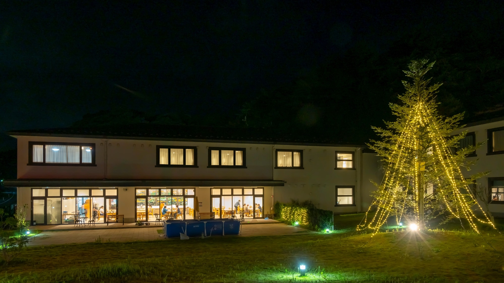 The courtyard illuminations can be enjoyed all year round, lighting up the nights of Oku Matsushima.