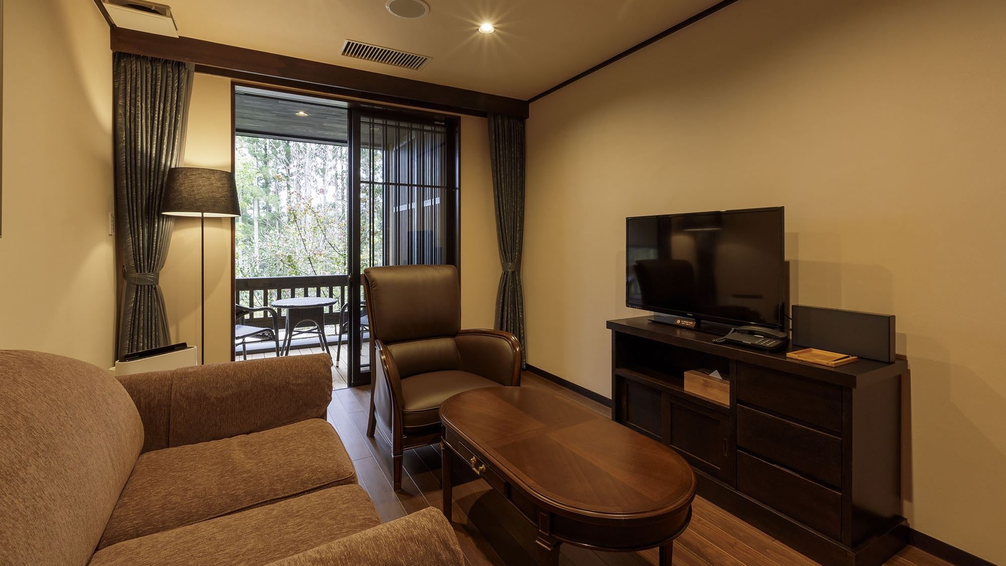 [With ceramic bath and terrace] Living room & twin room / Western-style guest room with electric fireplace.