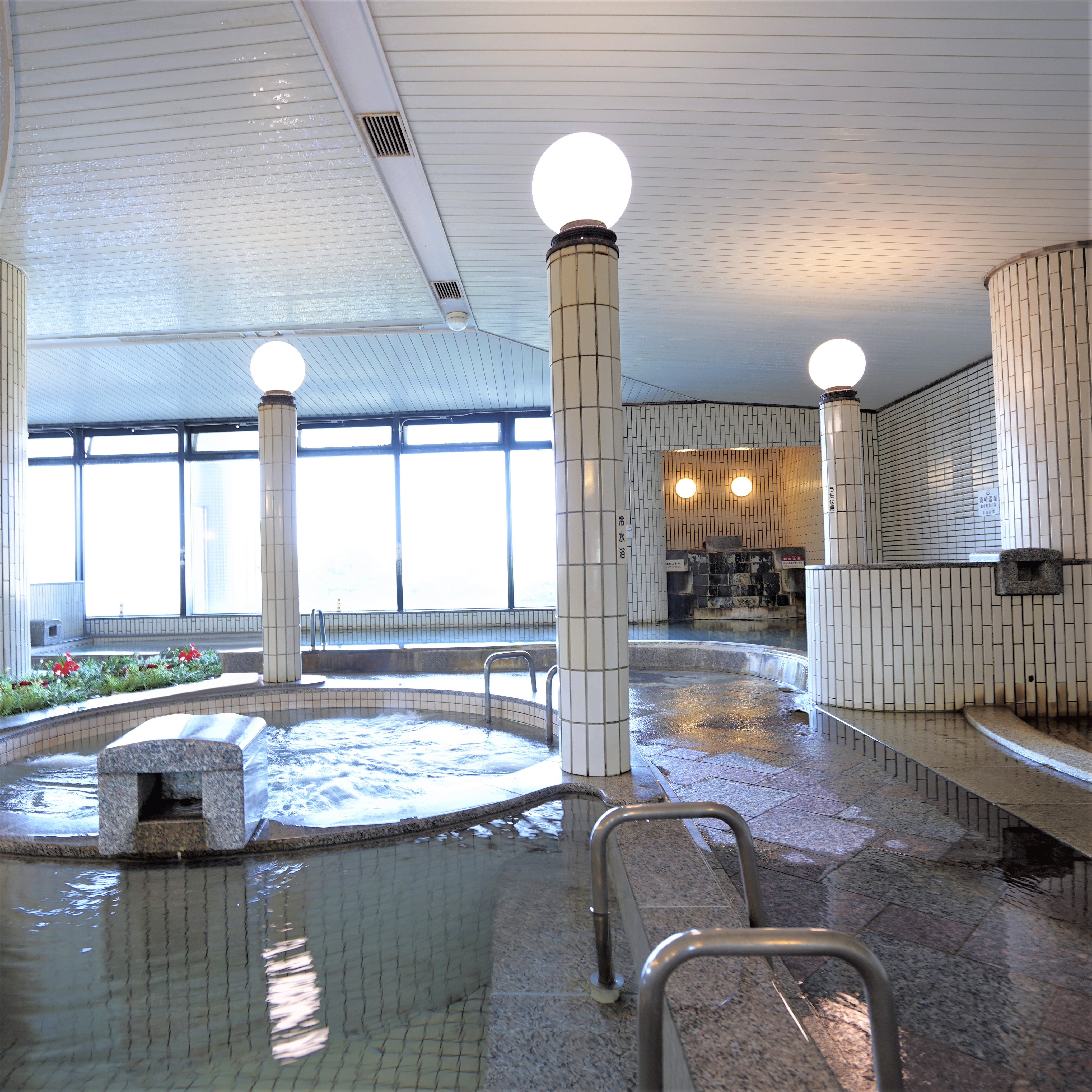 Large communal bath ①