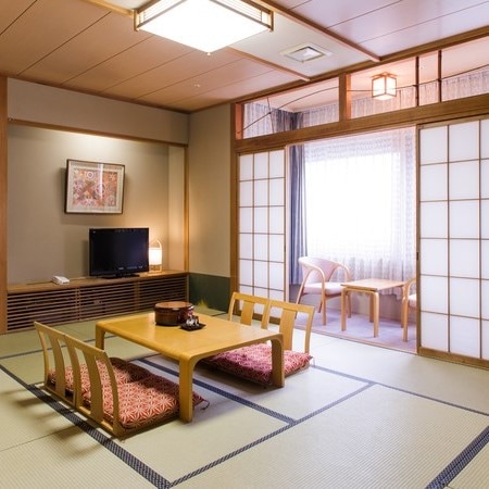 [Japanese-style room with 12 tatami mats and a spacious veranda] Located on the 5th floor, you can enjoy an open view from the window.