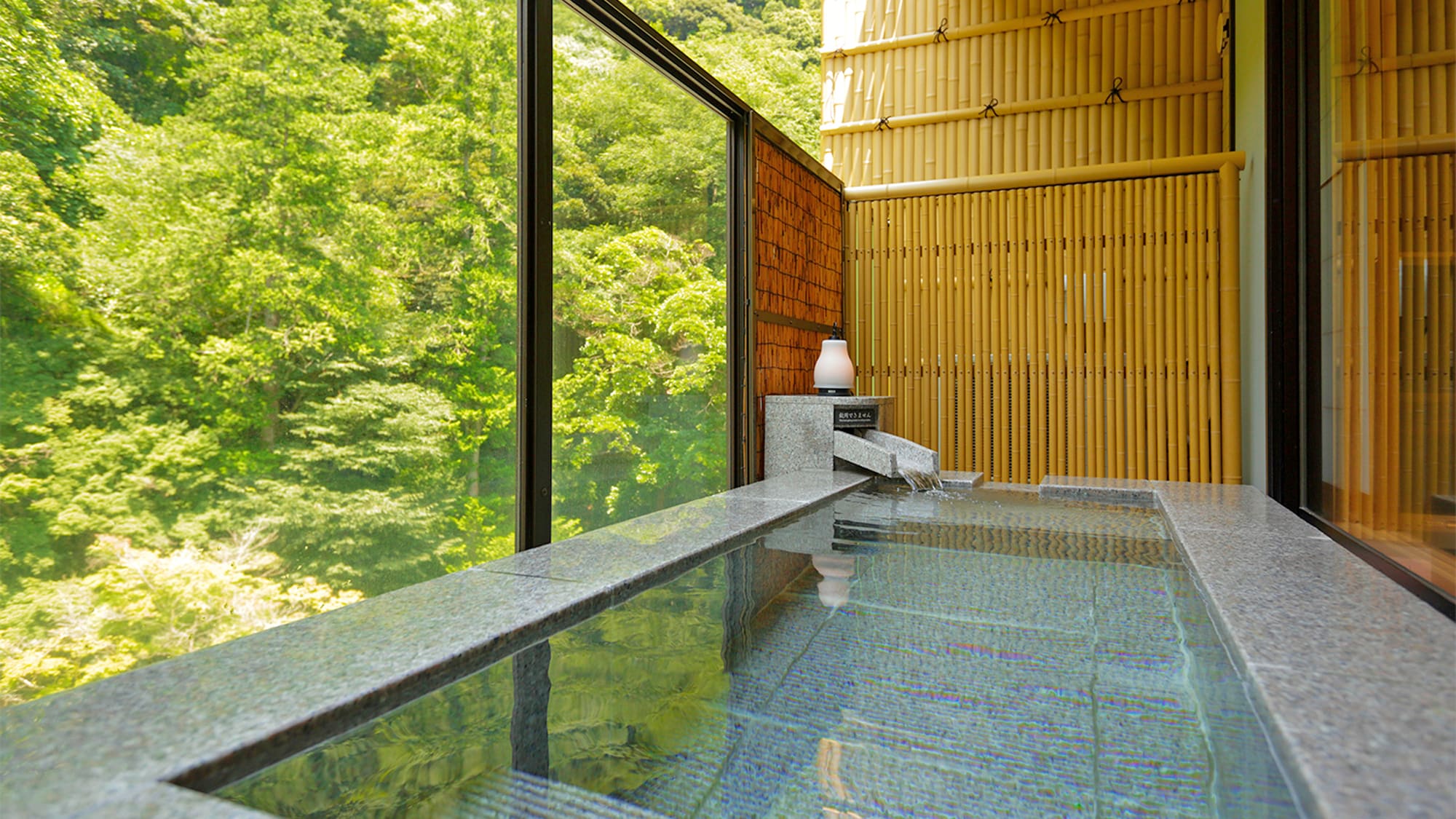 [带露天浴池的客房] 从客房内的露天浴池可以眺望箱根的群山。