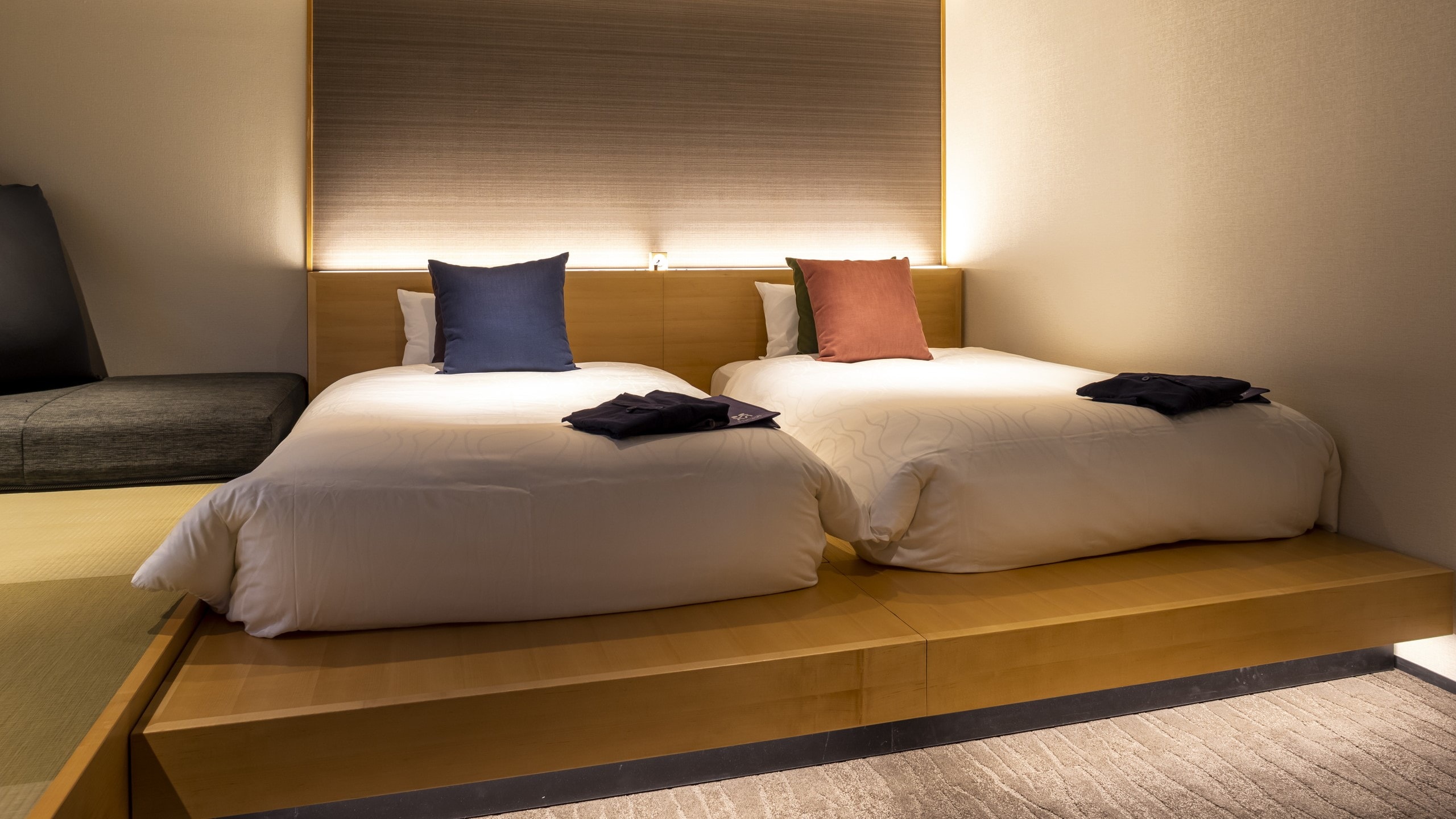 [Modern Japanese Premium] The bed is a low bed, and when there are many people, you can spread futons on the tatami.