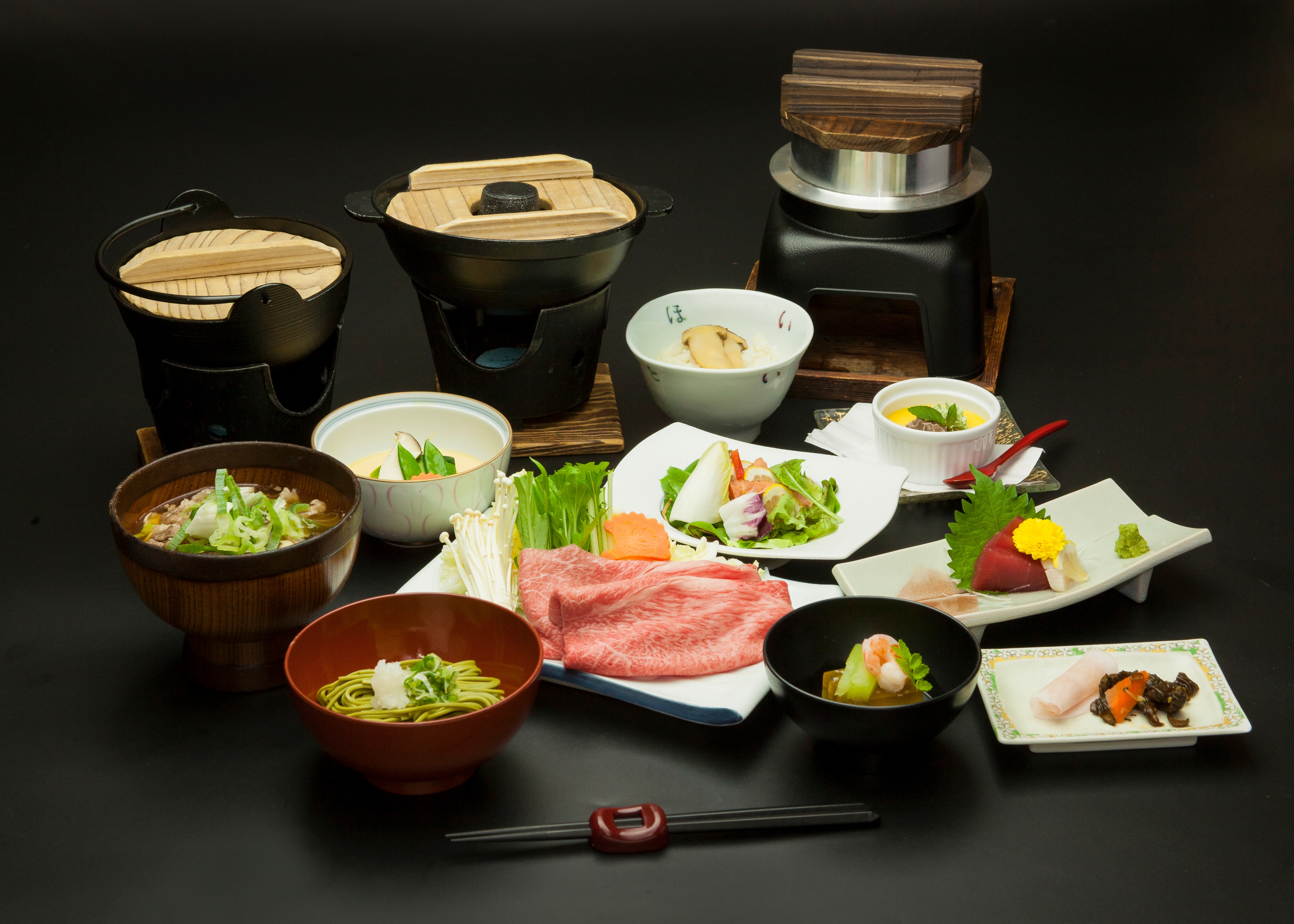 Bữa ăn lẩu bò shabu-shabu và khoai tây hầm