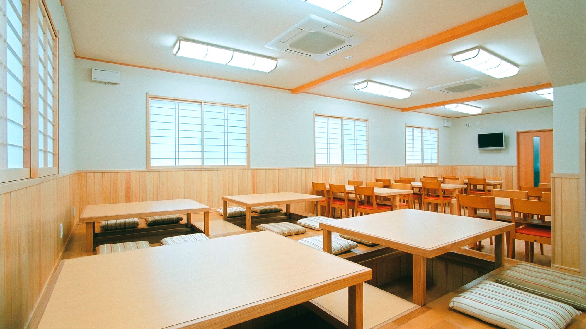 ・ Dining room / Located on the first floor. Meals here