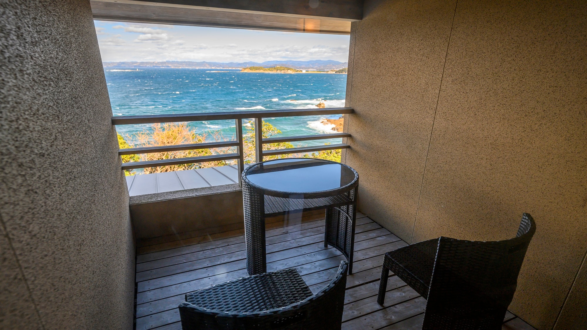 [Separate room/Maisonette/View: Ocean/Direct from source]