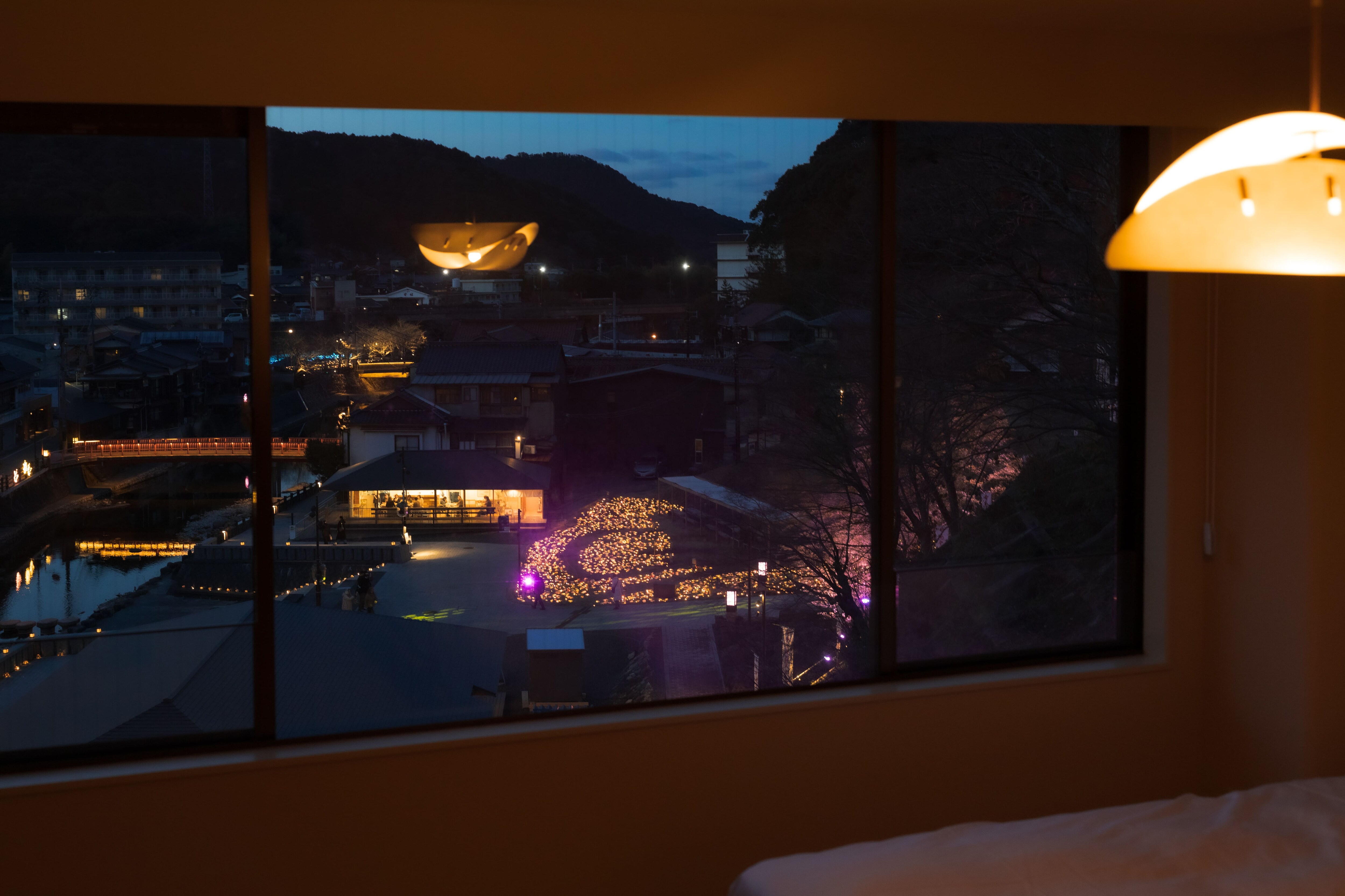 [Pemandangan dari kamar tamu] Kamar tamu dengan pemandangan iluminasi "Utaakari" yang hanya ada di musim dingin