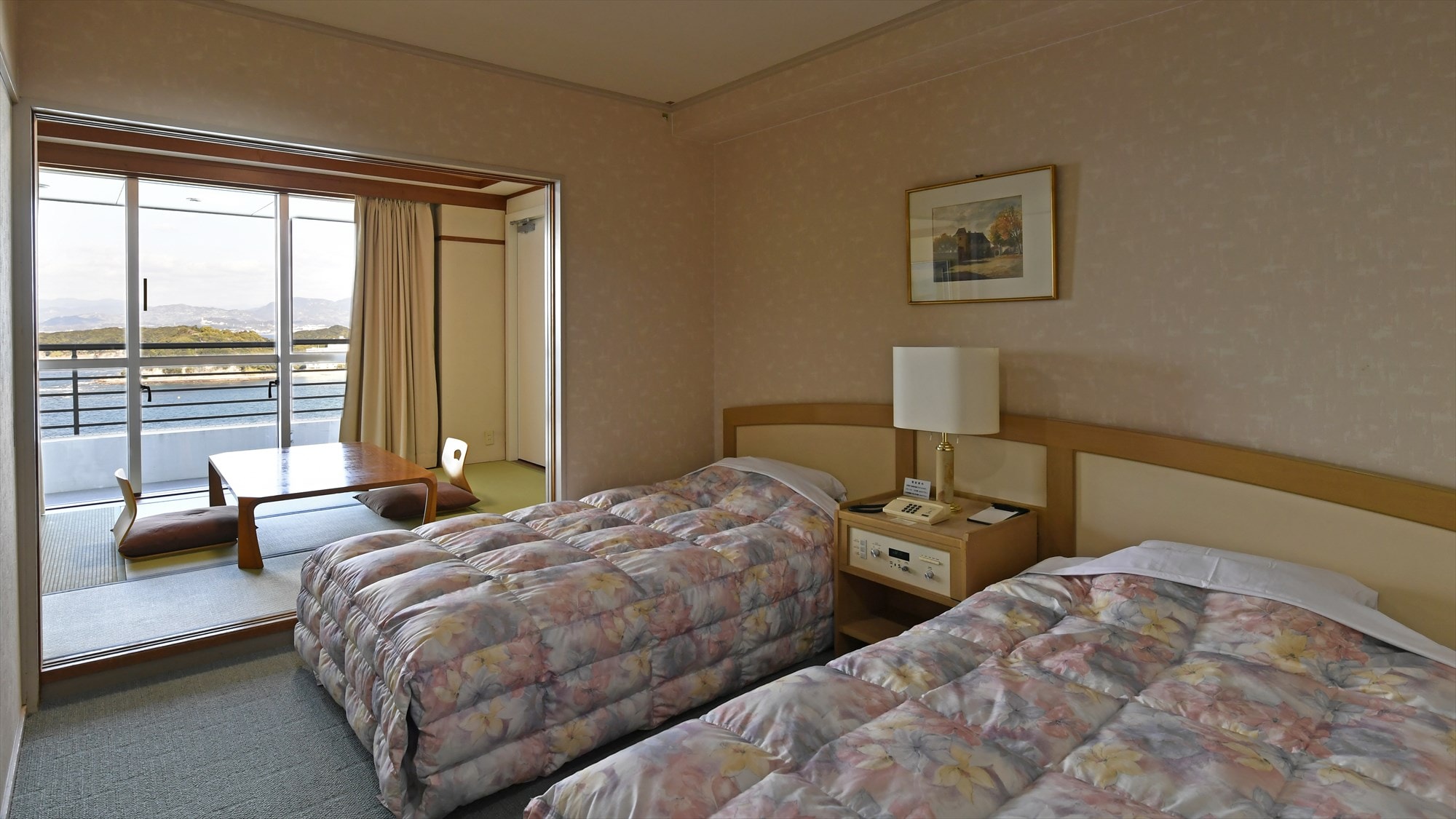 [Japanese-Western style room] Japanese-style room 6 tatami mats + 2 beds