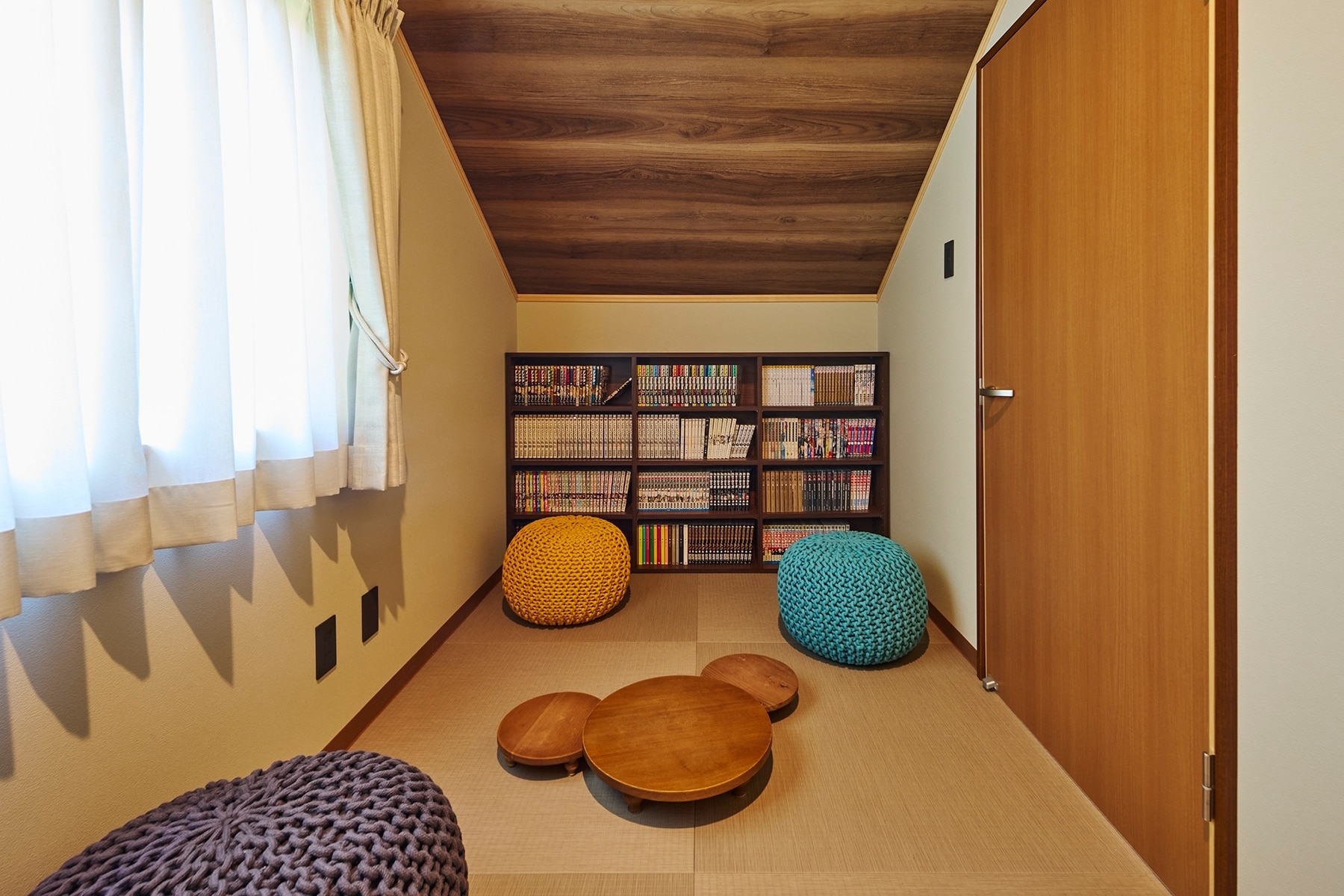 A comic room with a wide variety of manga