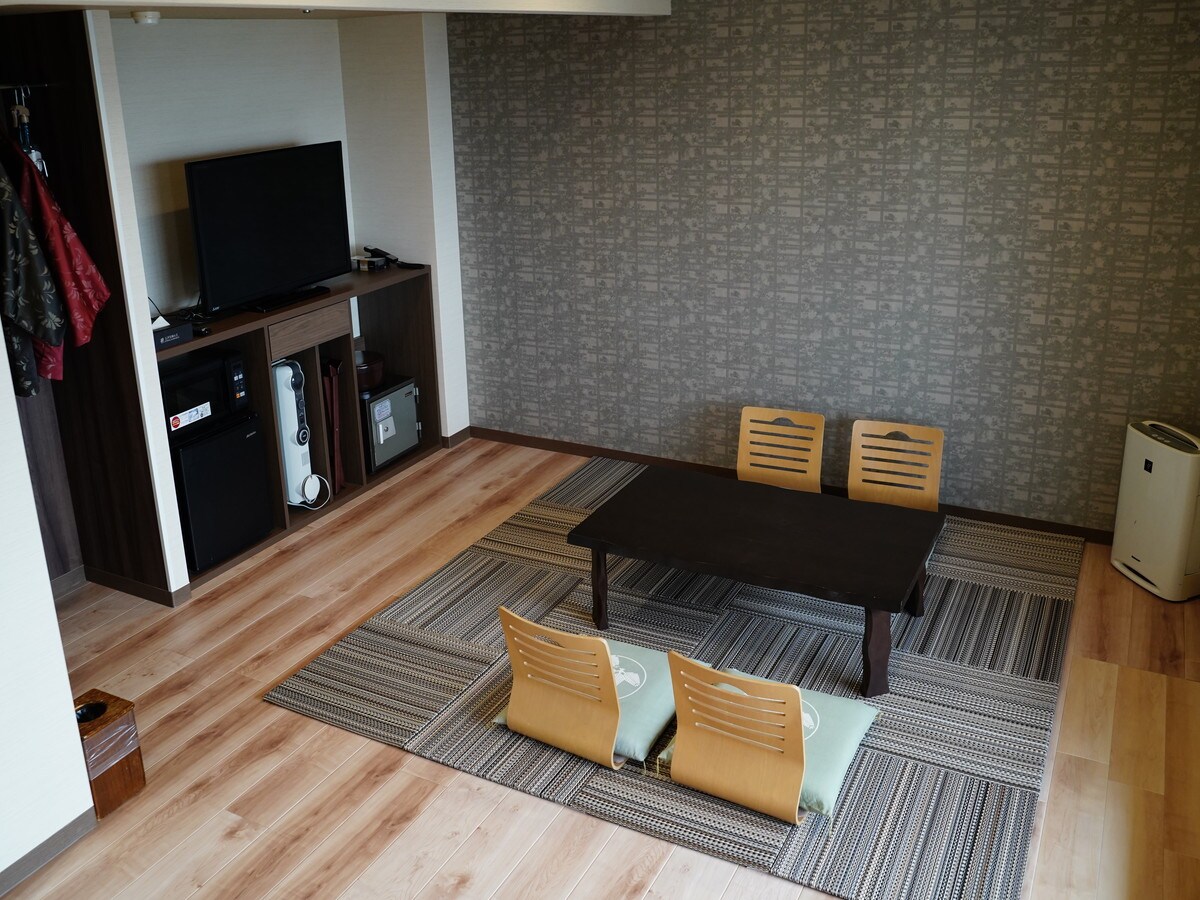 Phòng suite hiện đại theo phong cách phương Tây Phòng theo phong cách Nhật Bản-phương Tây