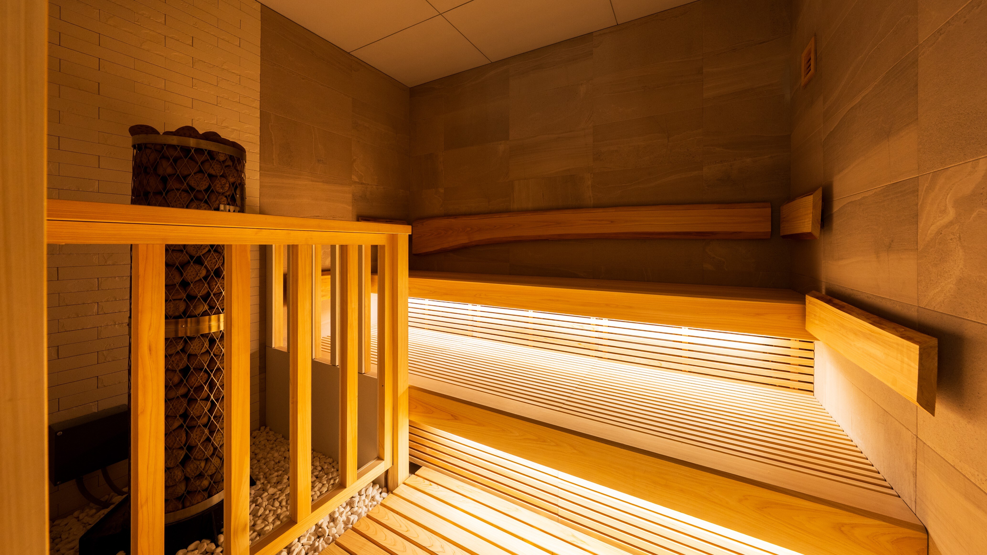 발한이 촉진되어 리프레시 효과를 기대할 수 있는 로우류 사우나도 병설