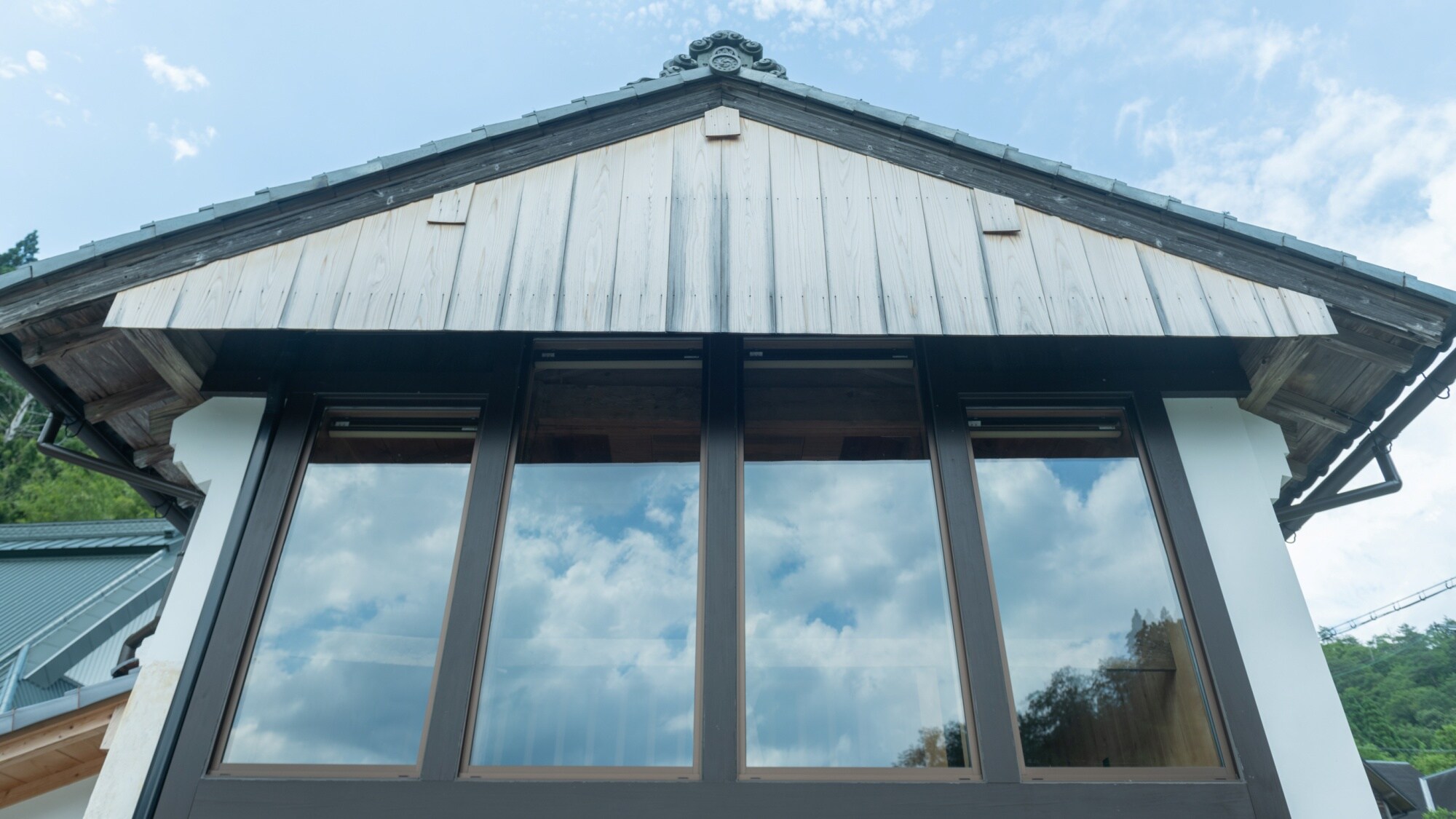 [Hotaru-bi Building - Storehouse] While keeping the structure of the storehouse, the walls of the storehouse were removed and renovated to create a bright, glass-walled space.