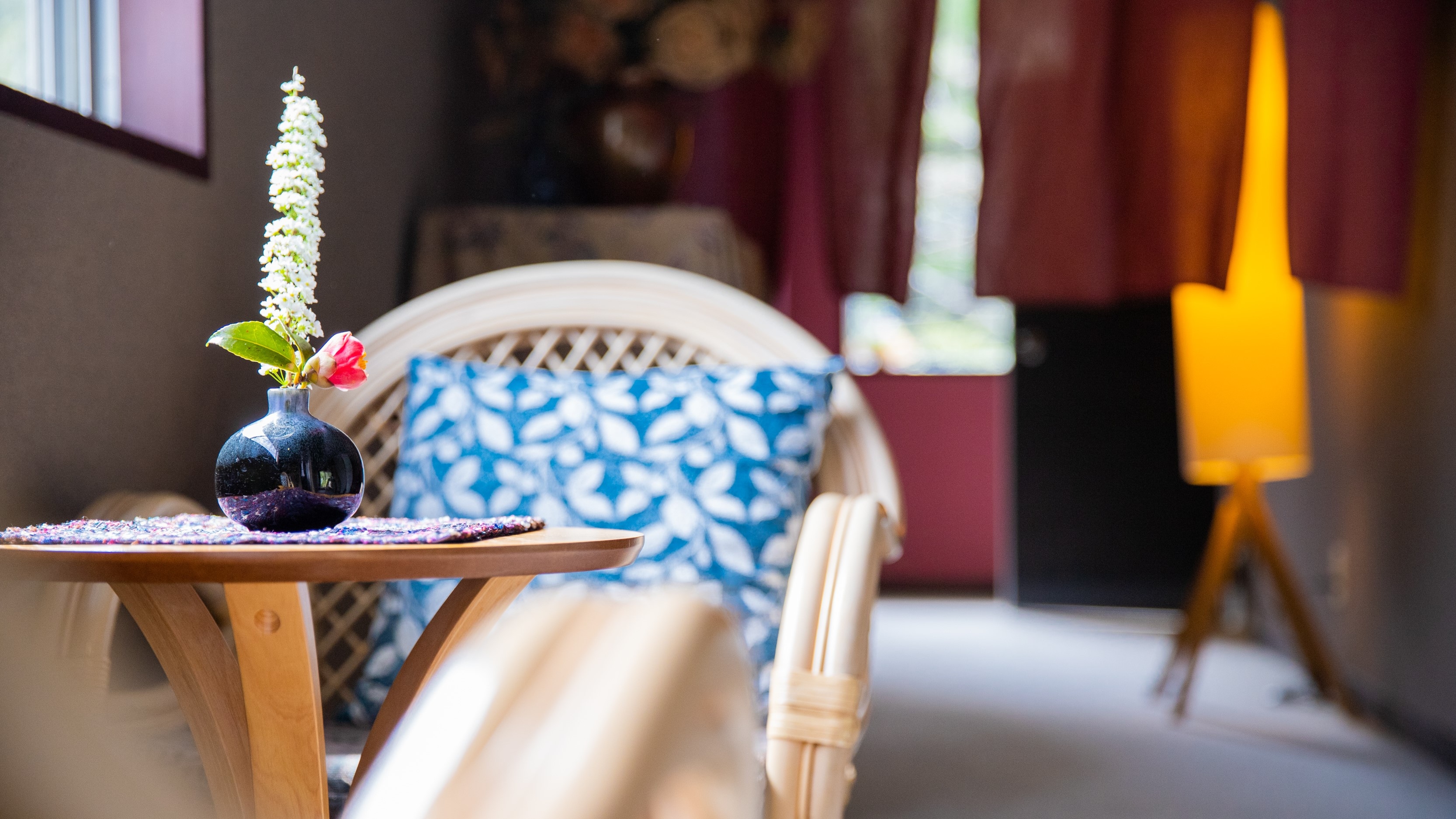 Inside the hotel: A nostalgic inn with a retro atmosphere