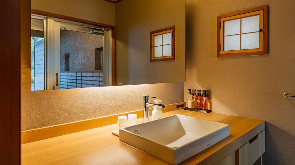Guest room with hot spring open-air bath [Hekion] Washbasin