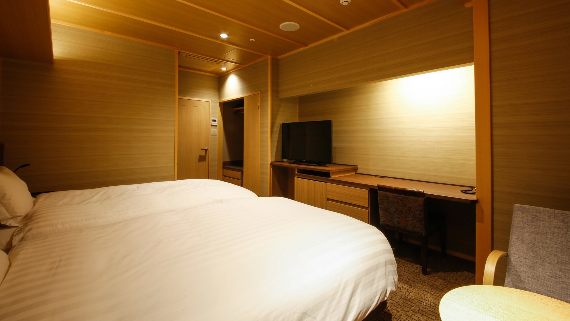 [GUEST ROOMS]