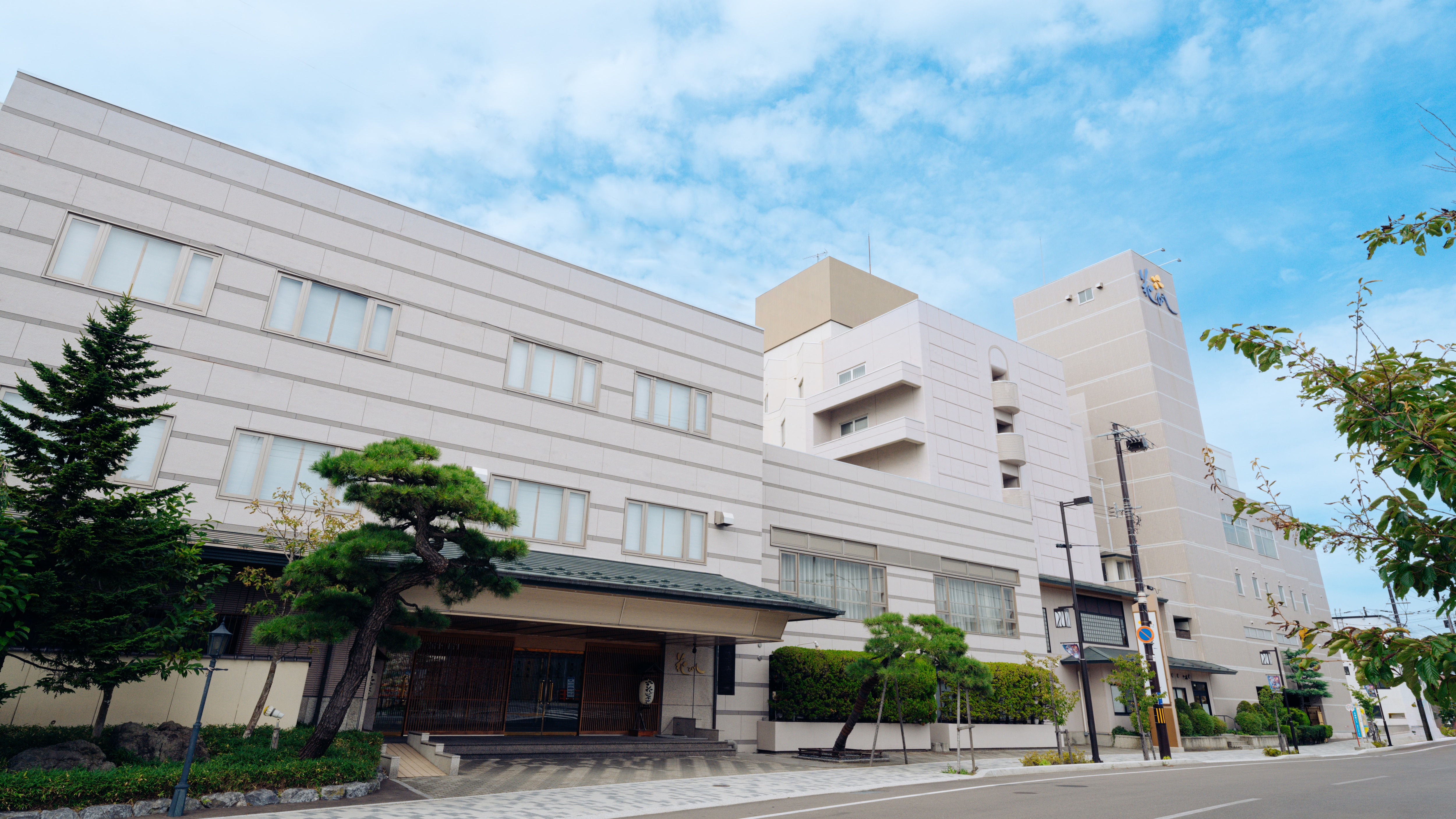 Yunokawa Onsen is the hot spring town closest to the airport in Japan. It is about 10 minutes by car from Hakodate Airport to our hotel.