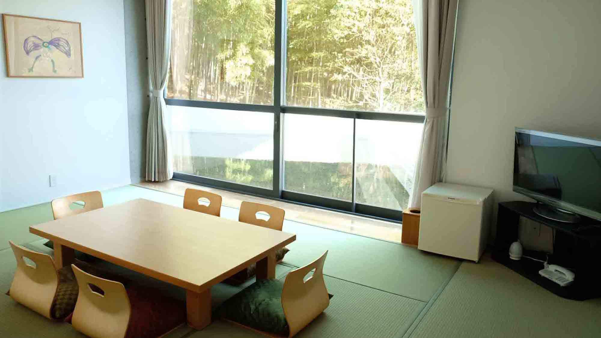 ・ Japanese-style room with 10 tatami mats and washbasin