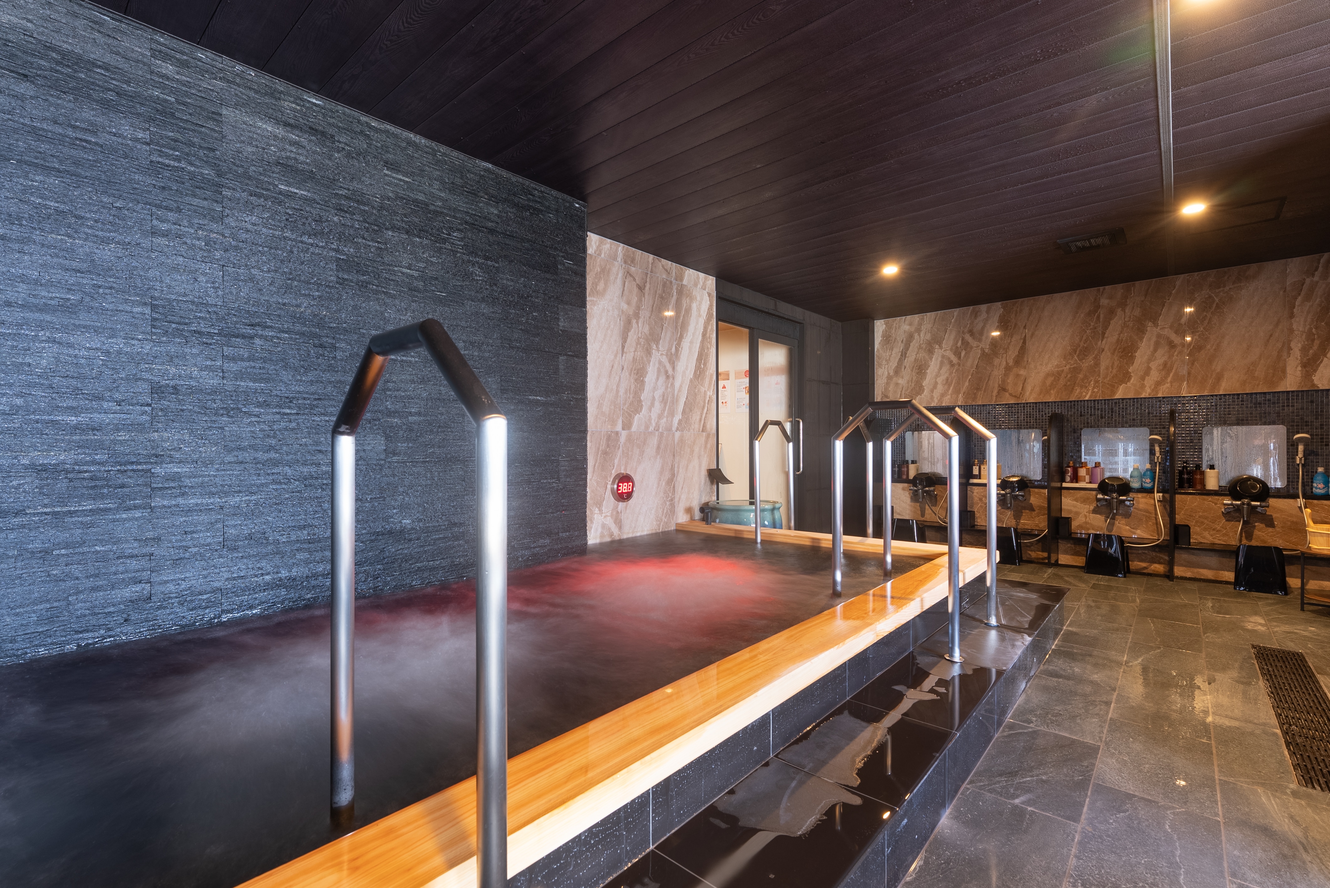 You can use the large public bath at Livemax Resort Innamicho Seafront.