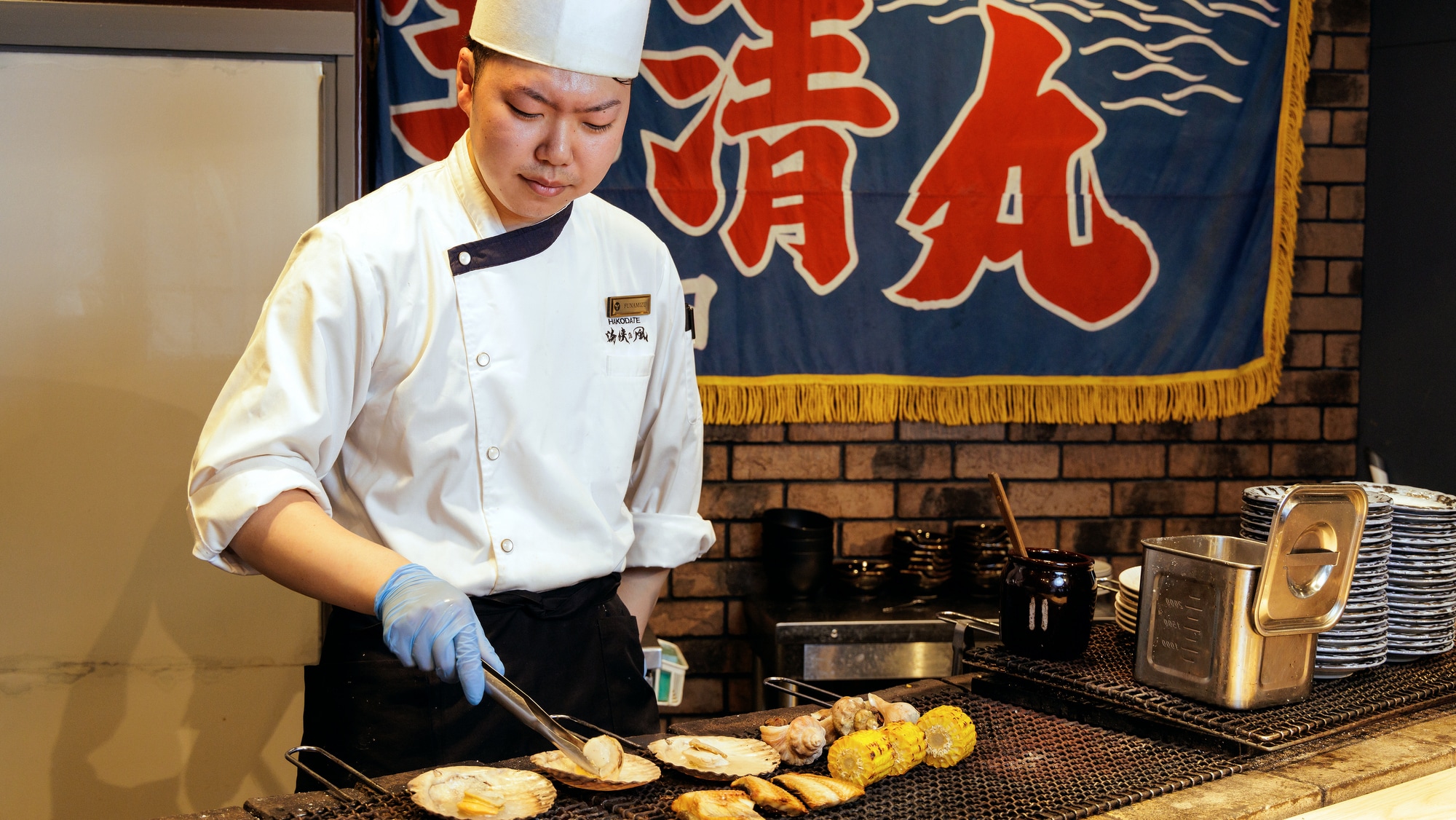[Dinner buffet] Food is always served piping hot at the robata grill, where it is only cooked after an order is placed. *For illustrative purposes only.