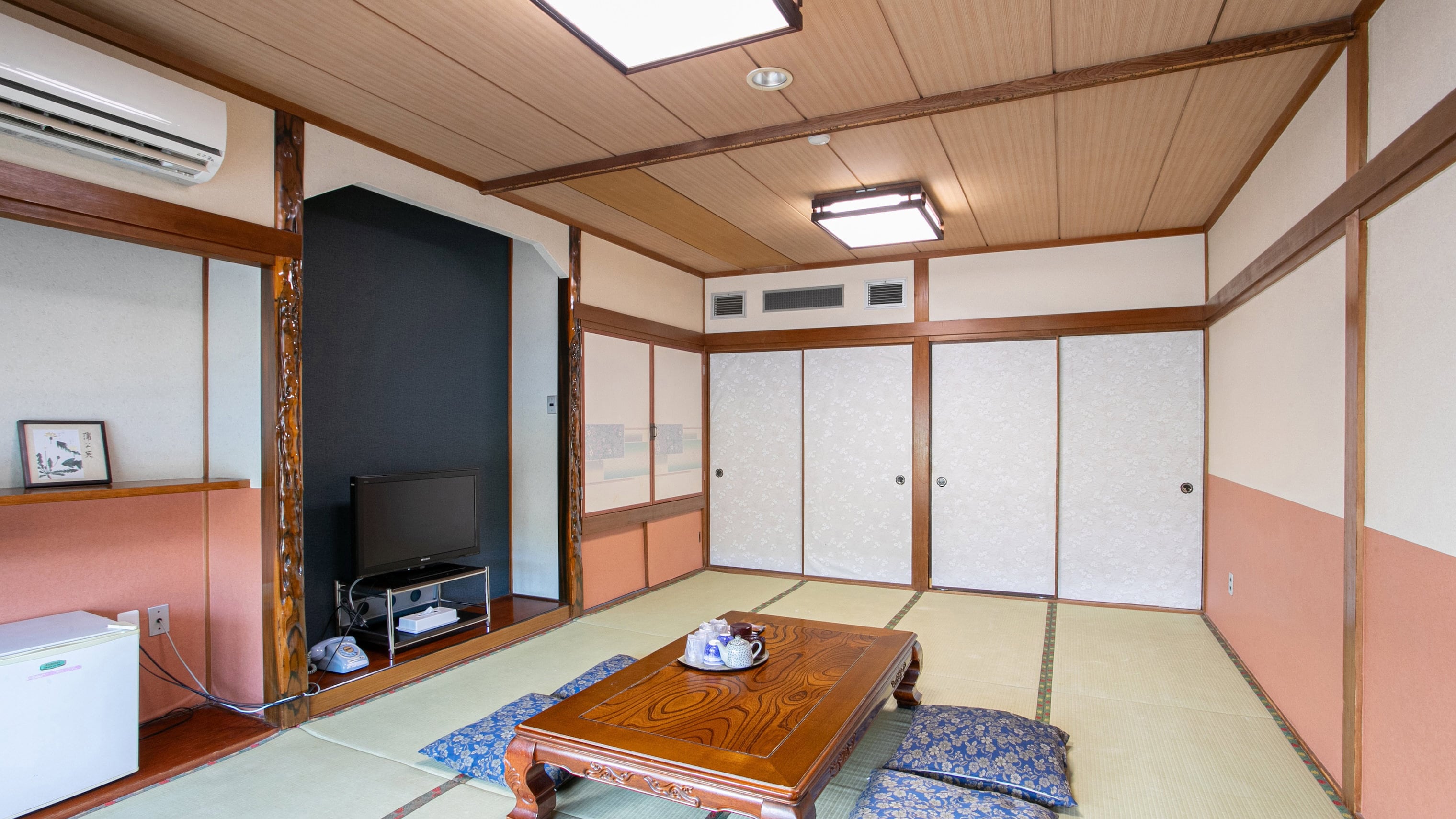 [Non-smoking] Japanese-style room (with toilet and shared bathroom)