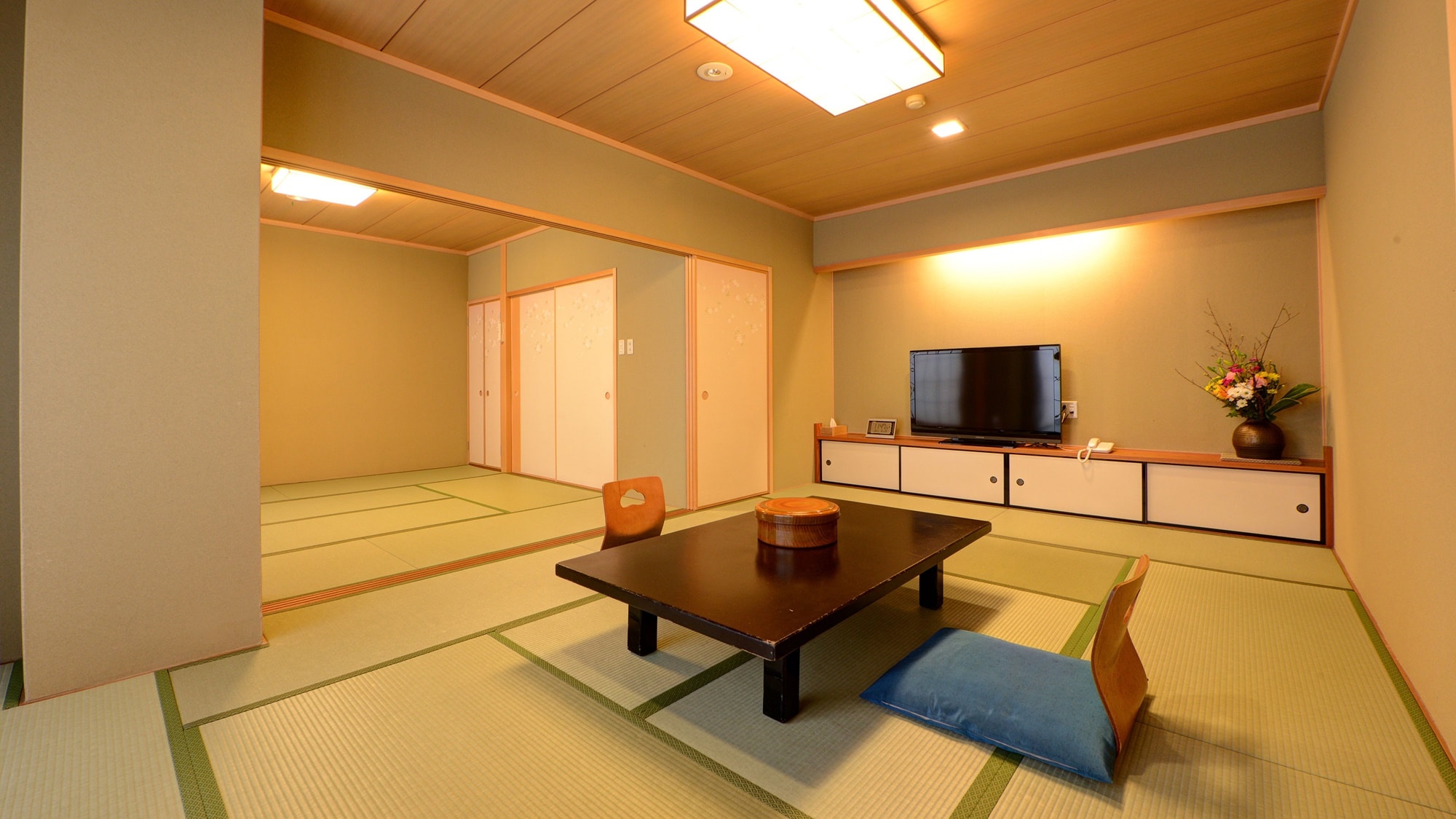 *[Example of a Japanese-style room] This is a 20-tatami room. It varies depending on the number of people.