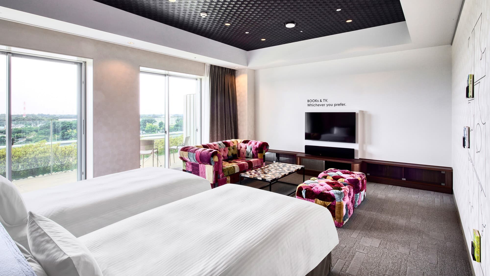 Phòng gia đình Junior Suite | Ghế sofa được làm từ chất liệu nhung ghép mảnh.