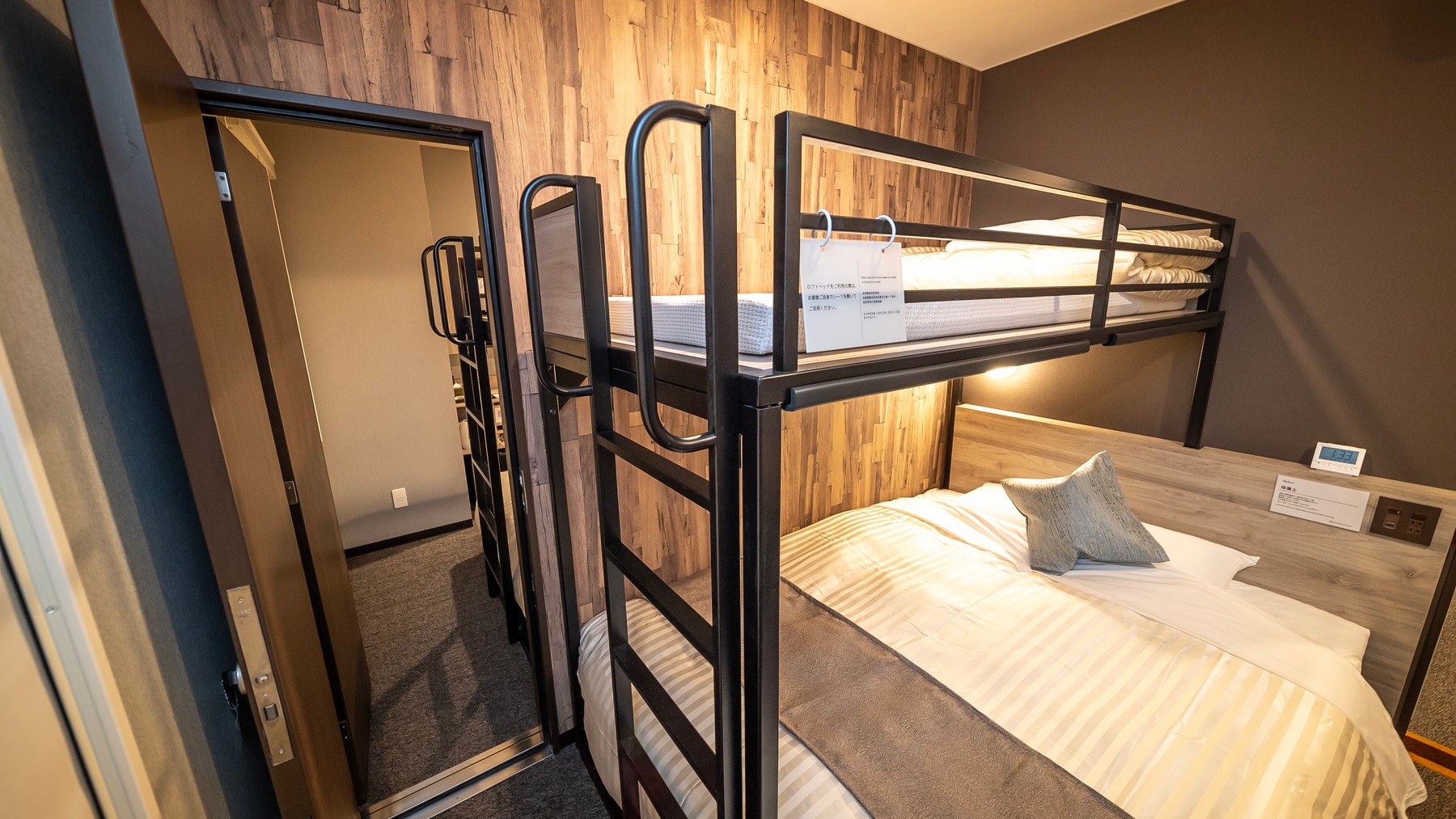 [Connecting Room] A room with two rooms connected together! Very popular for families and group trips.