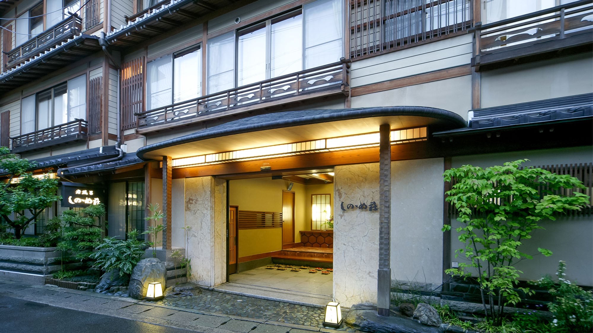 ・[Main building] Located in a quiet location, one block away from the river.