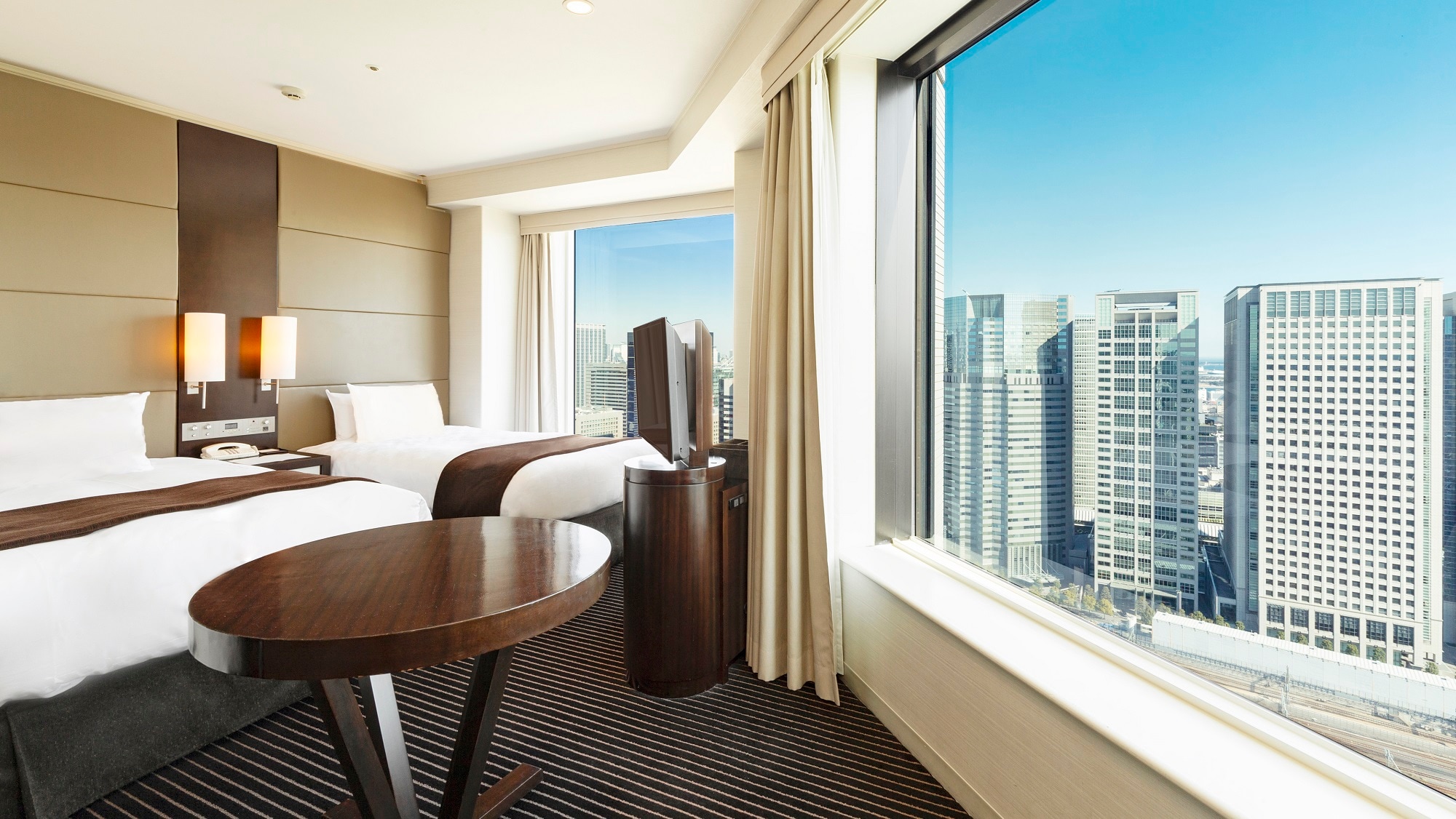 Main Tower Corner Twin (Premier Floors 35-37)