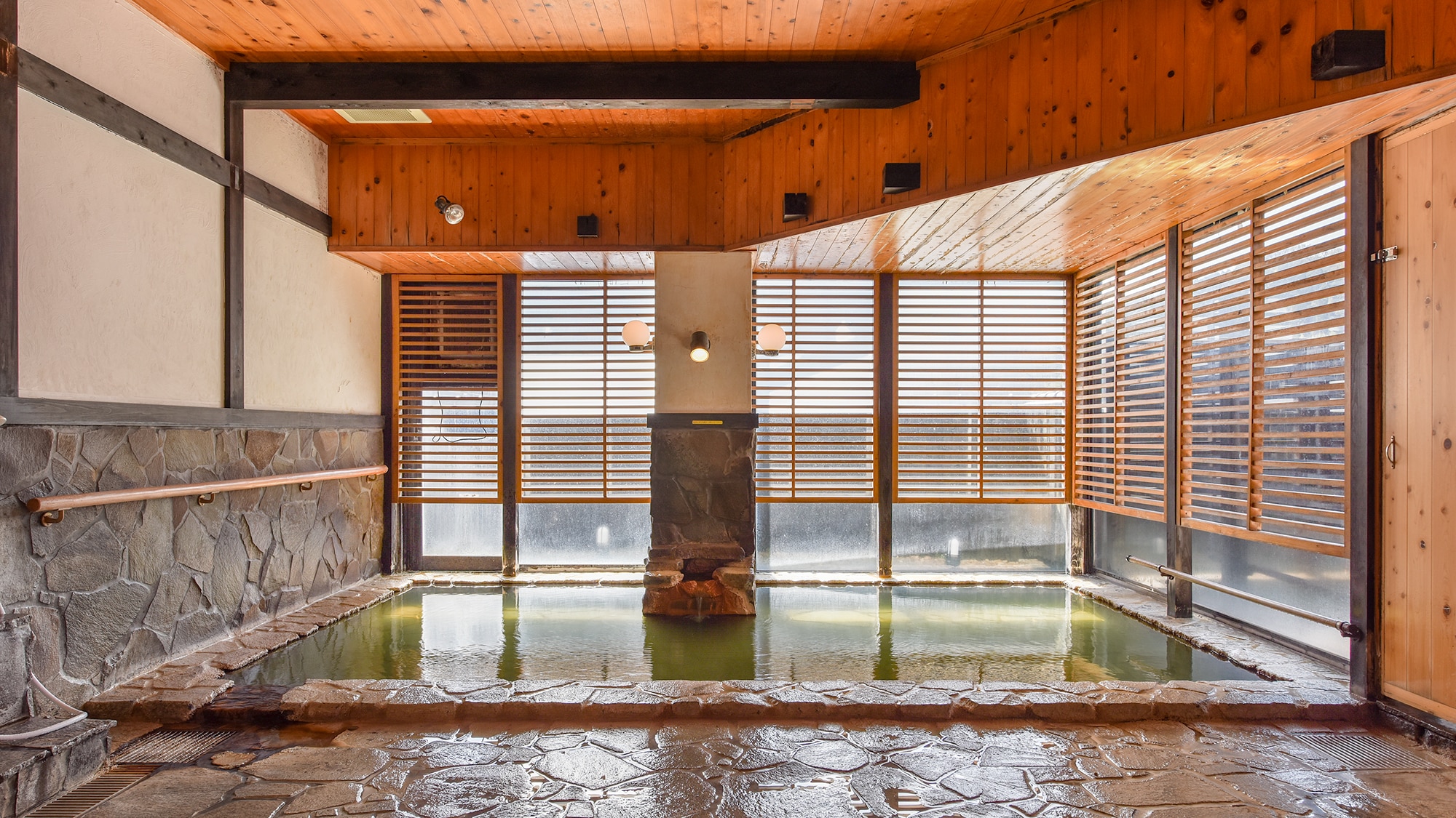 * [Large public bath/Taroten no Yu] This is a rock bath based on rocks. The light coming in through the wide windows is also very pleasant.