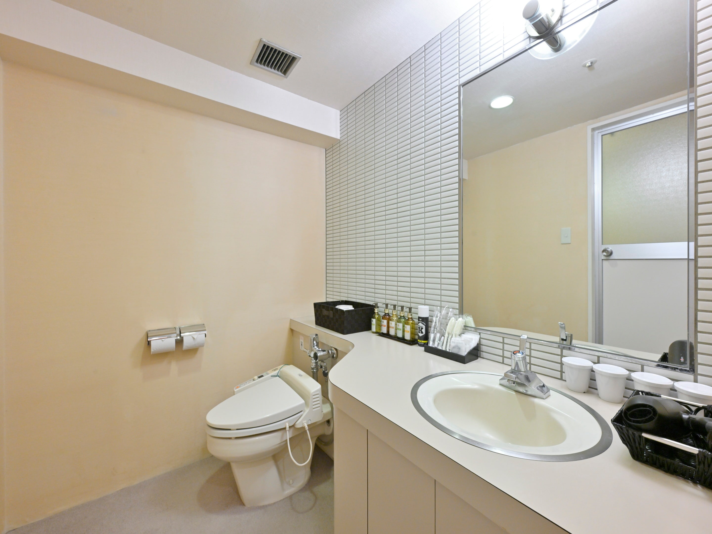 Modern Western-style room with moderate Japanese-Western style, 70 sq m, with mountain view.