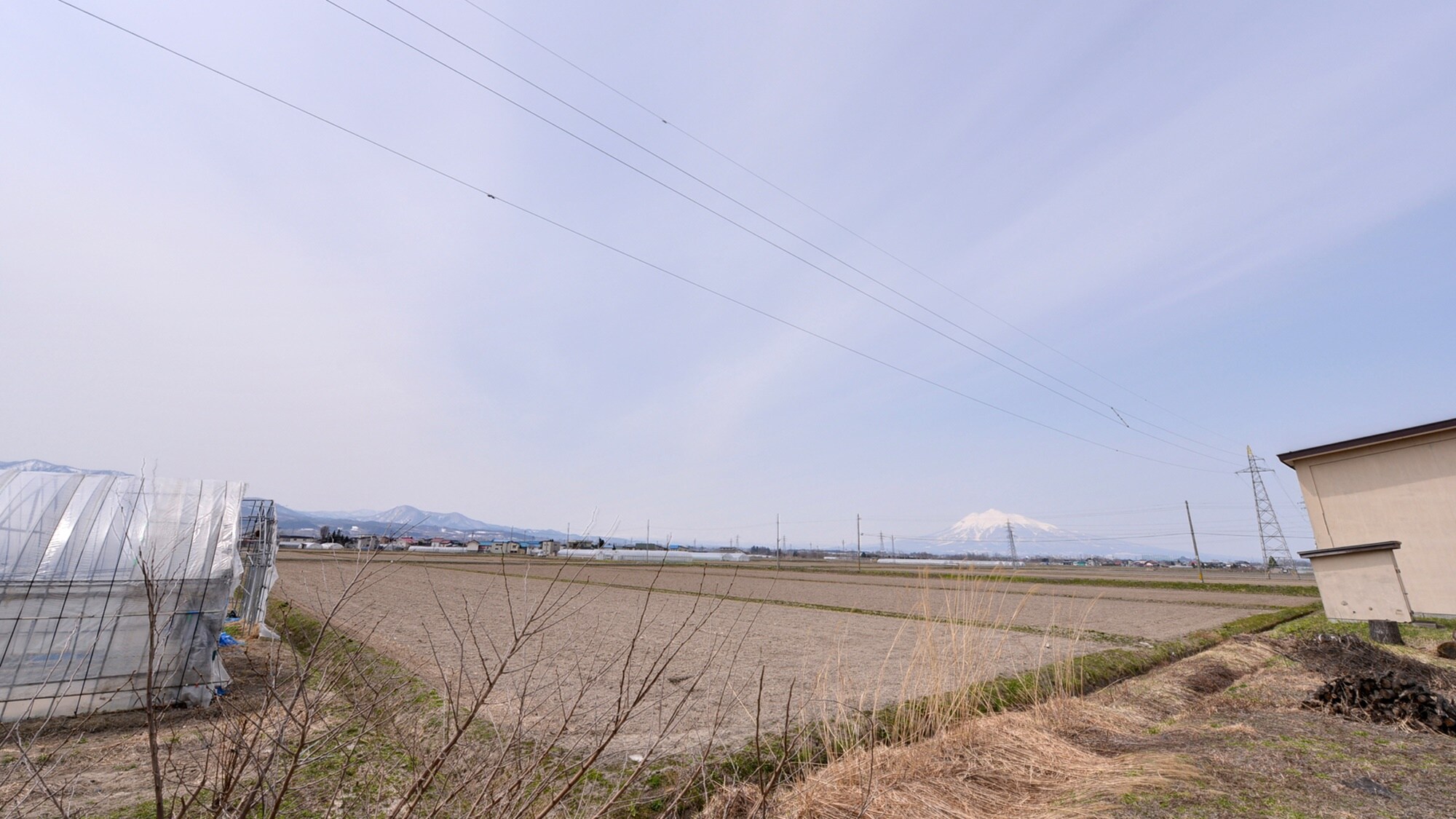 *View from the room: The endless rural scenery of Aomori spreads out before you. You can see the beautiful Mt. Iwaki in the distance.