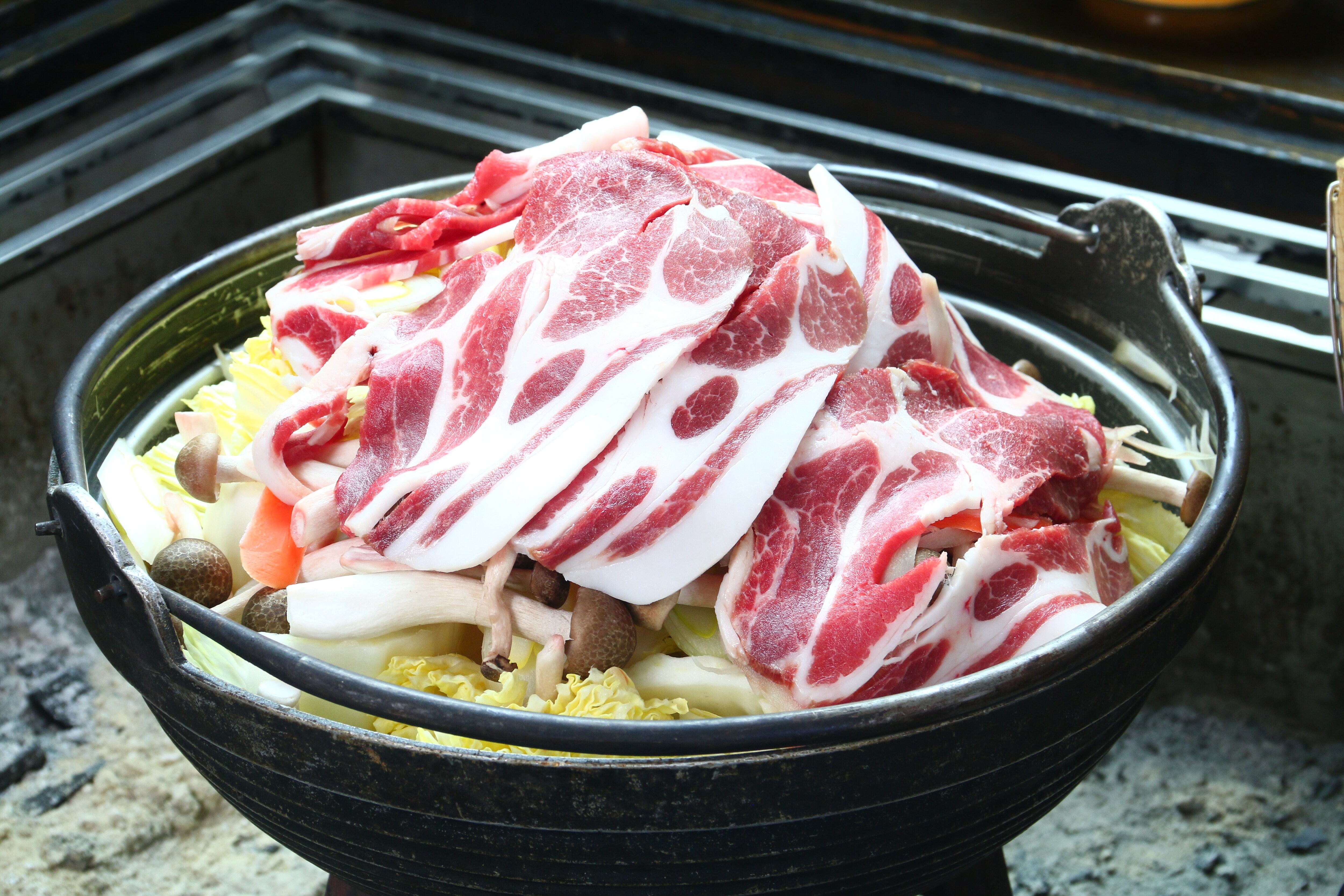 使用优质野猪肉制成的味噌野猪火锅