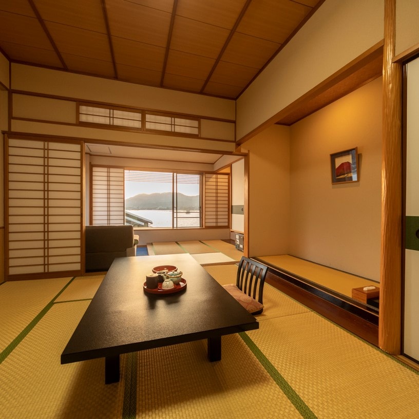 Dua kamar bergaya Jepang yang menghadap ke laut