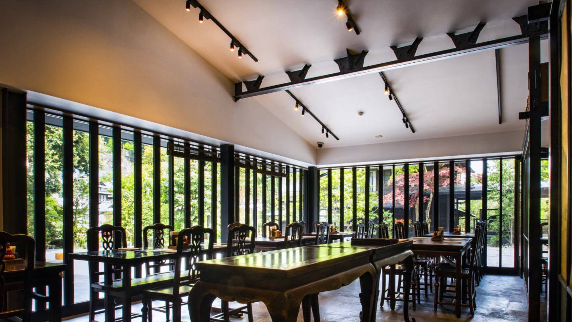 [Restaurant "Hyorokutei"] The name of the restaurant comes from six gourds, or "rokuhyo." It is a traditional Japanese auspicious design that combines six gourds and good health.