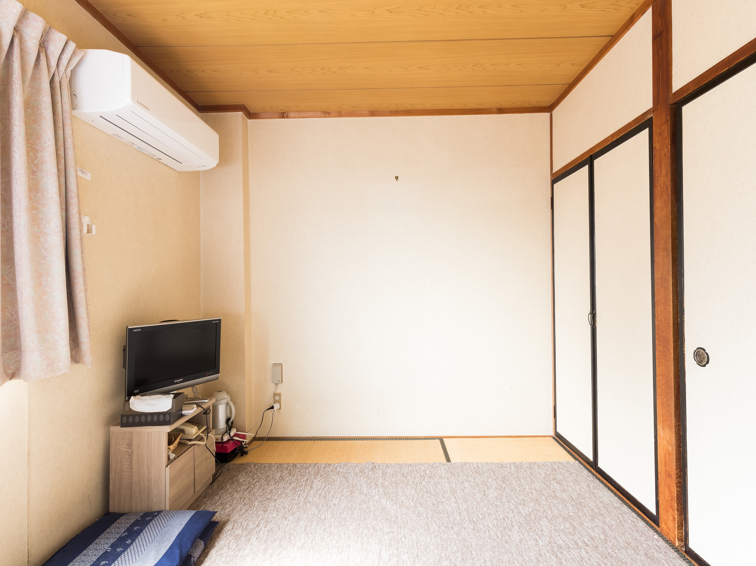 [Smoking] Japanese-style room (8 tatami mats)