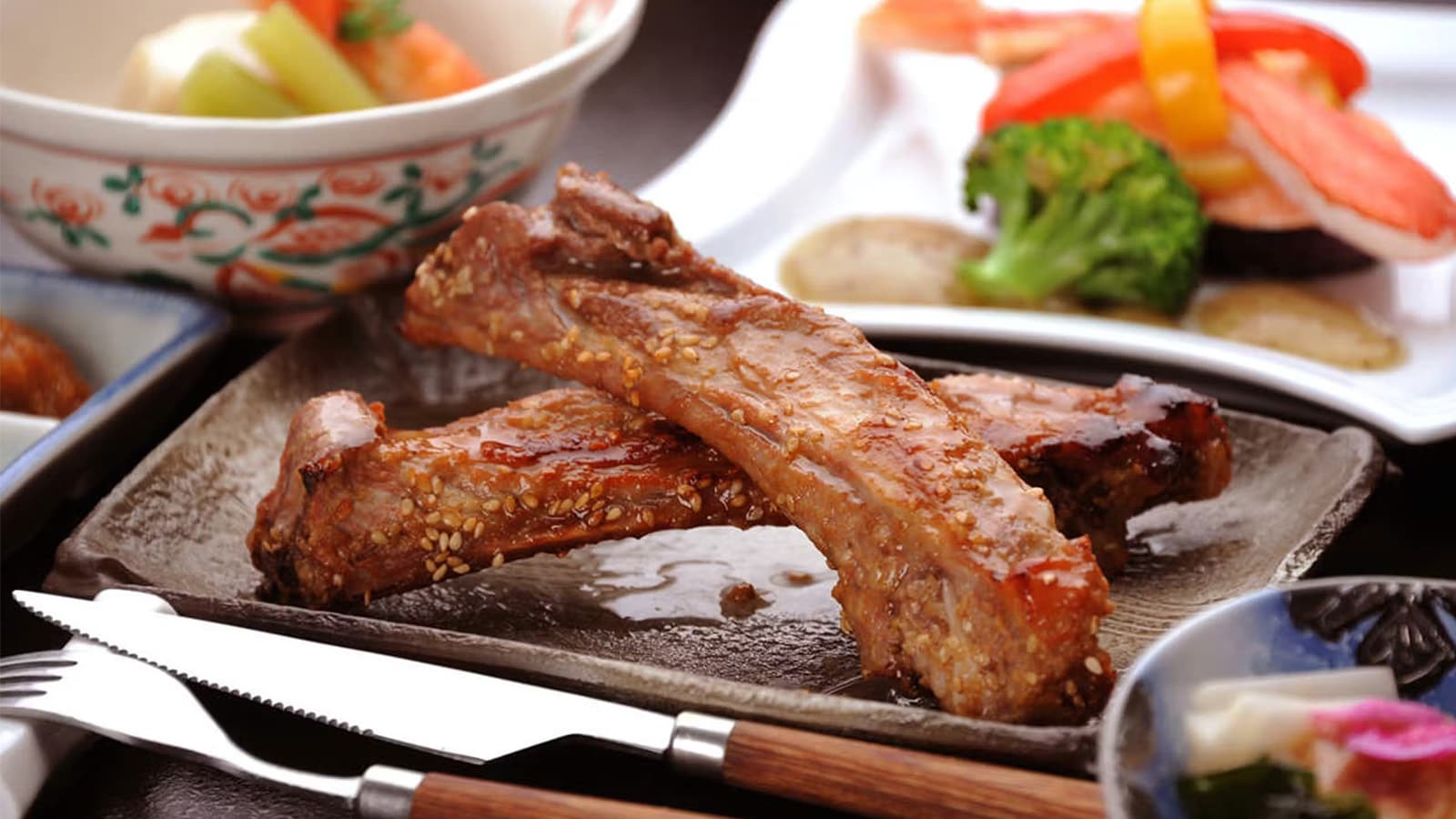 美食（Nakaya的特色菜“越后年糕排骨”）