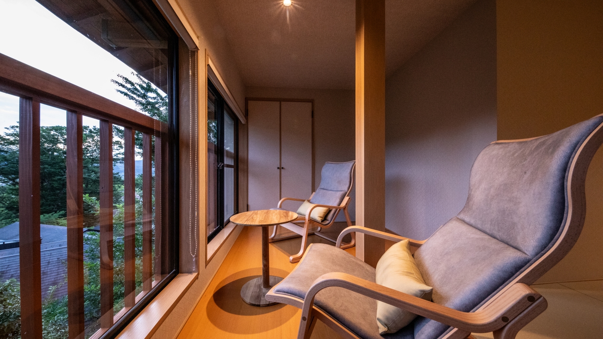 You can relax while enjoying the view from the large windows_Shisui
