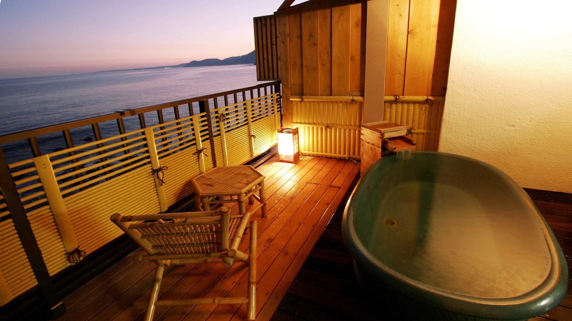 Guest room open-air bath