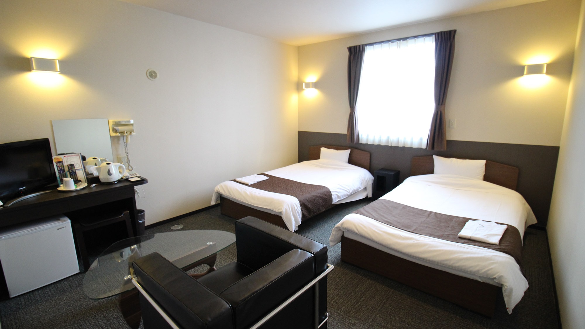 *[Non-smoking Western-style twin room] Enjoy a quality time in a room with a brown base color scheme.