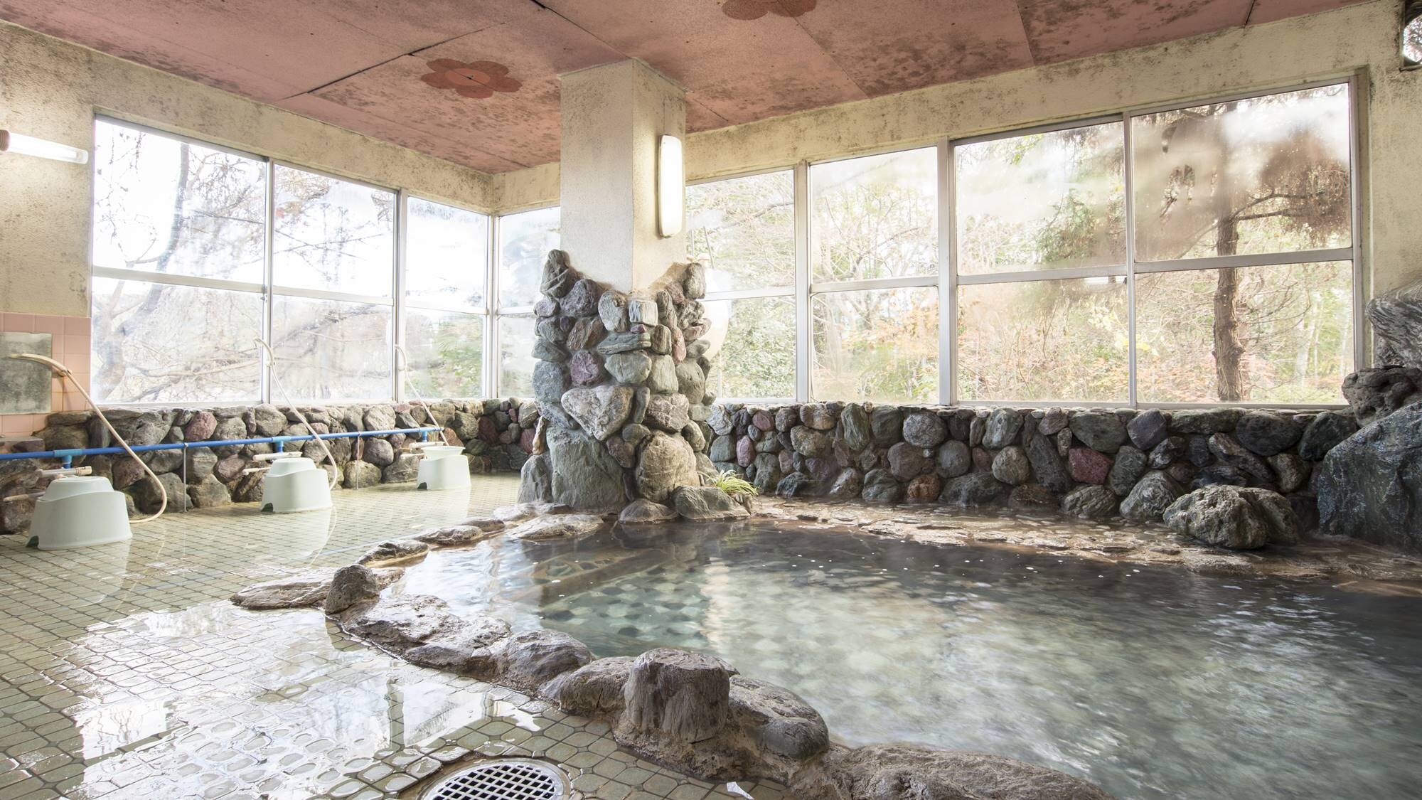 * [Hot spring (large bath, men)] The sounds of the birds and the babbling of the clear stream will soothe your mind.