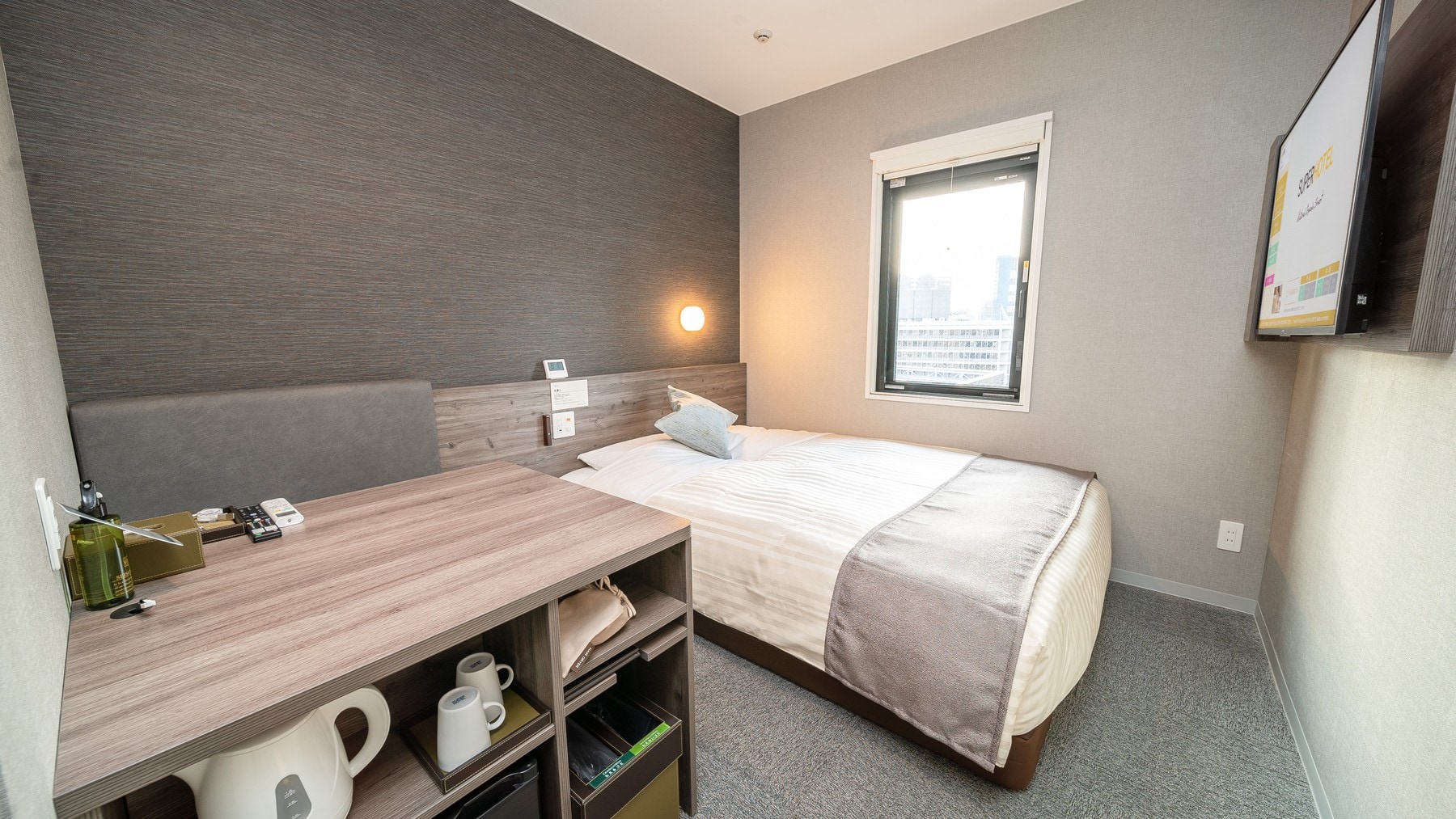 The spacious desk is perfect for teleworking!