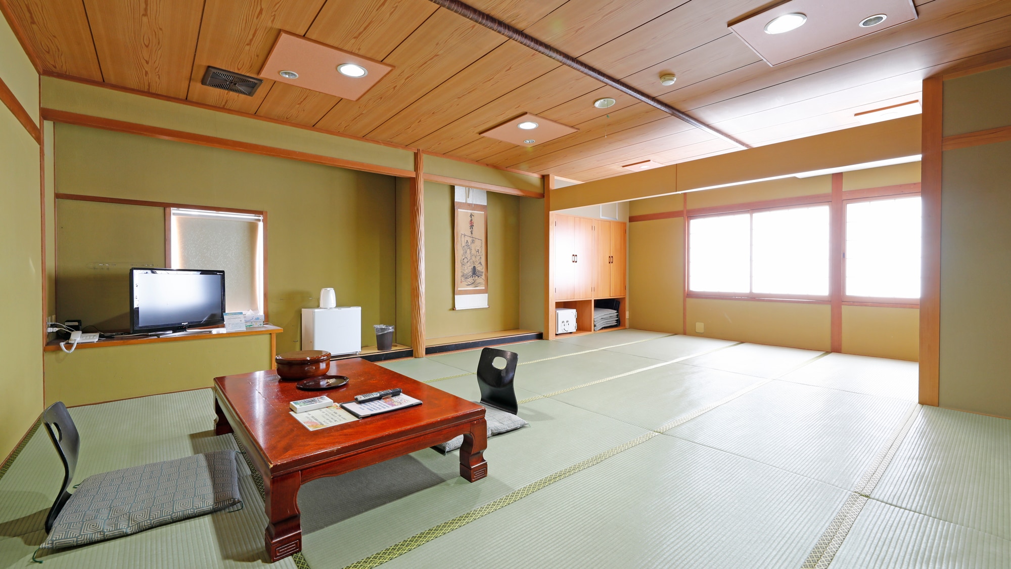 [Main building 2F] Japanese-style room 15 tatami mats [No smoking]