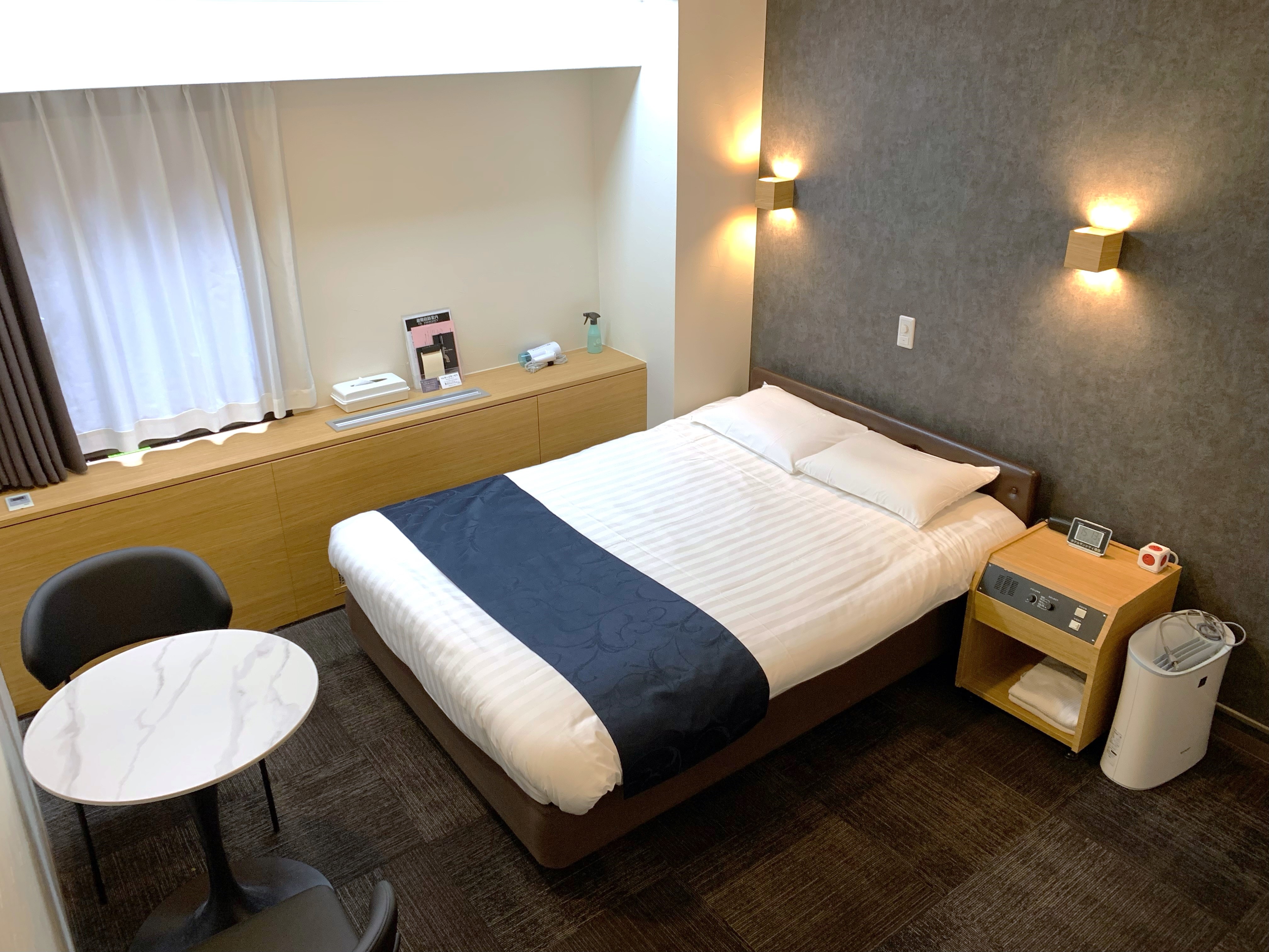 Double room (D11) opposite the tracks (bedside)