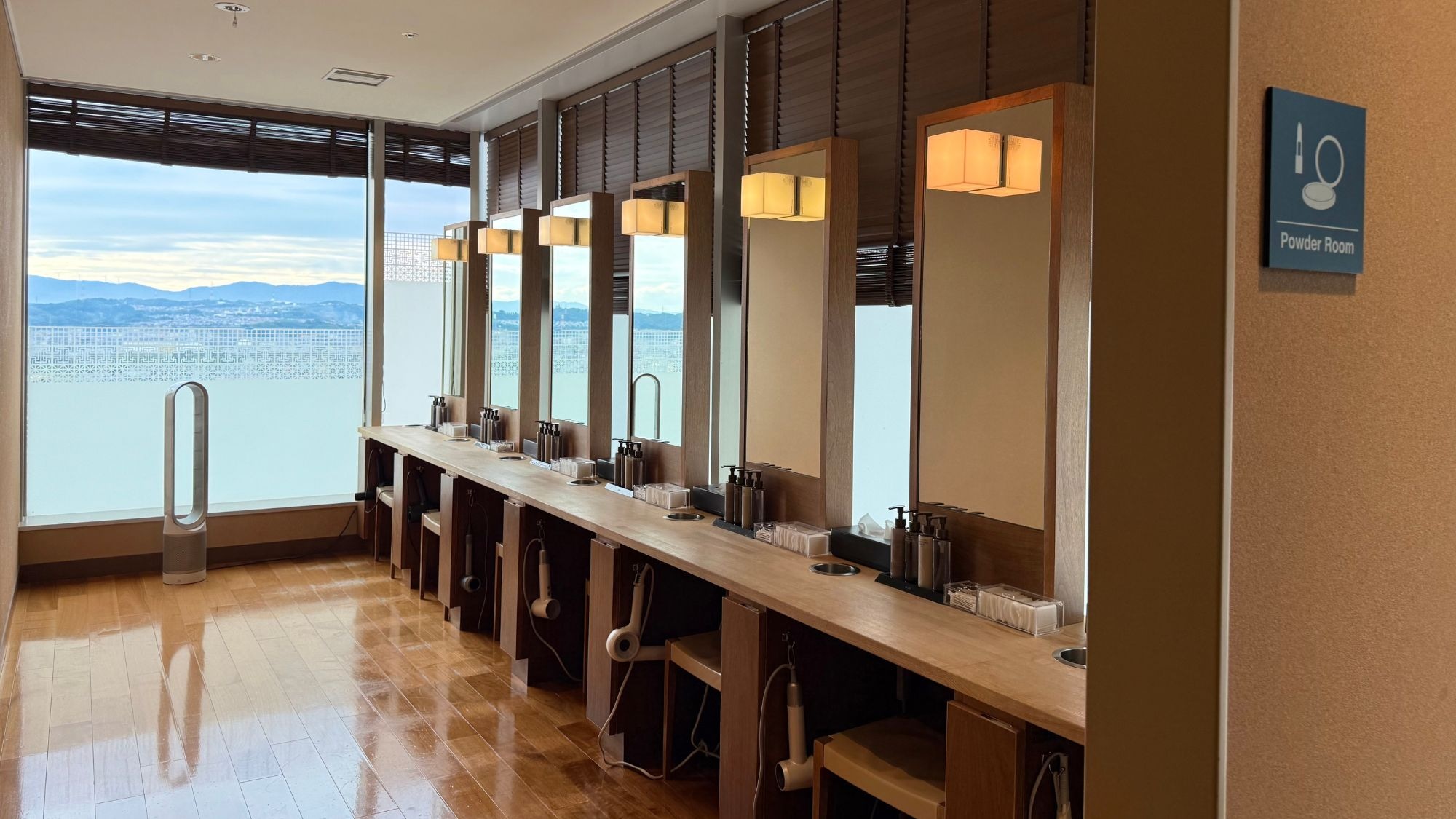 ◆ Powder room | A relaxing space equipped with amenities and hairdryers