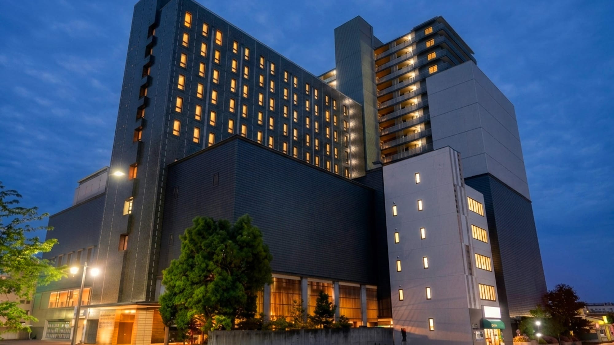 Despite its convenient location just a 3-minute walk from a convenience store and numerous nearby restaurants, all rooms are located on the 6th floor or higher, ensuring a peaceful and relaxing stay.