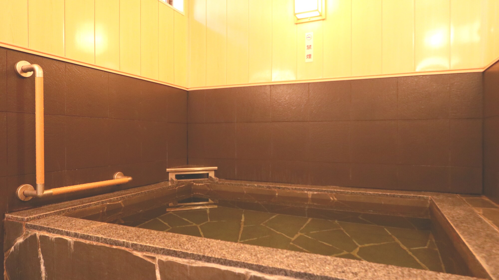 Main building bath: There are two types. The heavy stone bath is the most popular.
