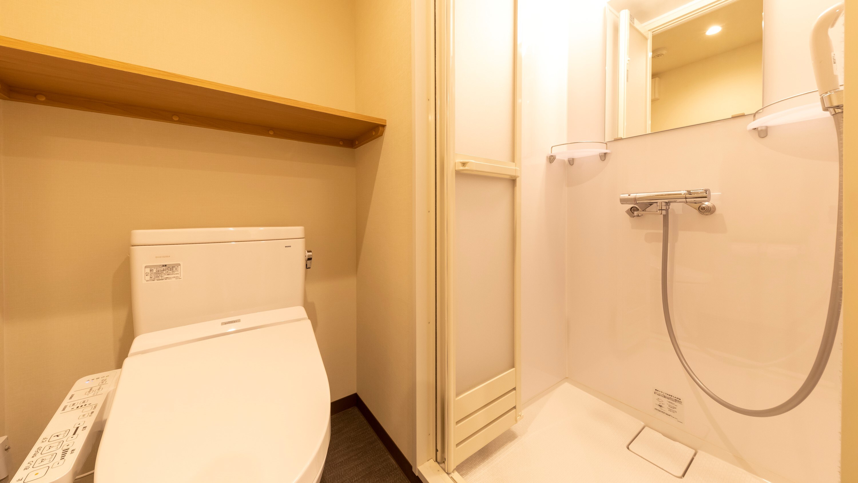 ■ Toilet dan bilik pancuran kamar tamu