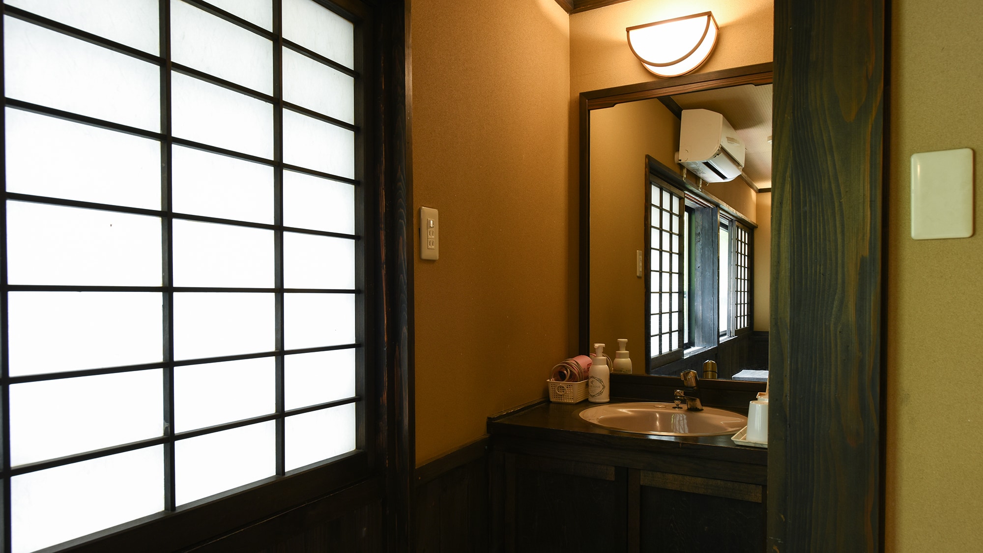 *[New Wing Japanese-style room, 10 tatami mats] Room with washstand (no bath or toilet)